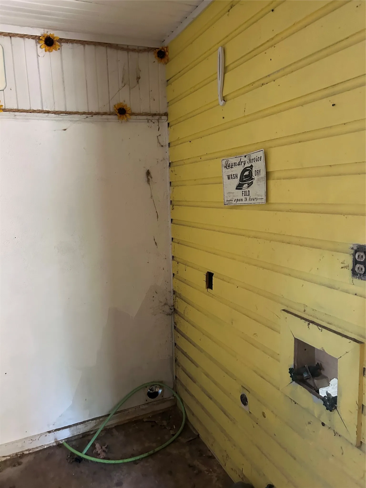 Single Family Residence For Sale in Fannin County , 204 8th Street, Honey Grove, Texas 75446, 3 Bedroom, 1 Bathroom, Garage spaces, 1,050 Sqft, built in 1935, Price $60,000, mls#21355231, Real Estate Agent in Honey Grove, Homes For Sale in Fannin county, Homes For Sale in Honey Grove, Realtor in Honey Grove Texas, Real Estate Brokerage Independent Realty Texas, Luminita Cordes Realtor
