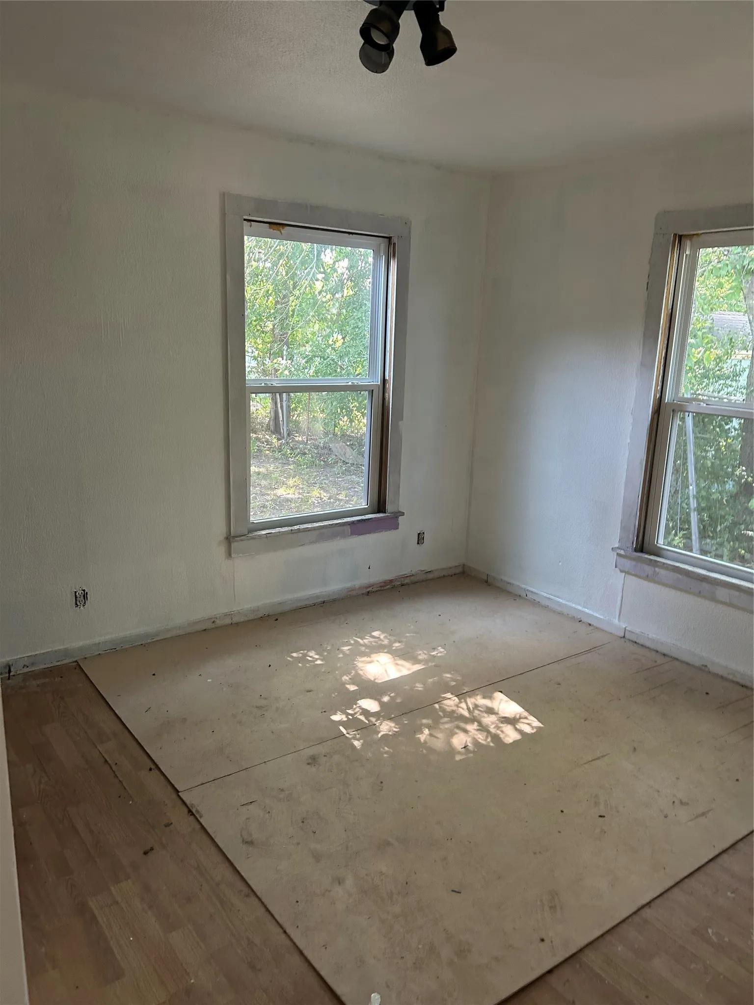 Single Family Residence For Sale in Fannin County , 204 8th Street, Honey Grove, Texas 75446, 3 Bedroom, 1 Bathroom, Garage spaces, 1,050 Sqft, built in 1935, Price $60,000, mls#21355231, Real Estate Agent in Honey Grove, Homes For Sale in Fannin county, Homes For Sale in Honey Grove, Realtor in Honey Grove Texas, Real Estate Brokerage Independent Realty Texas, Luminita Cordes Realtor