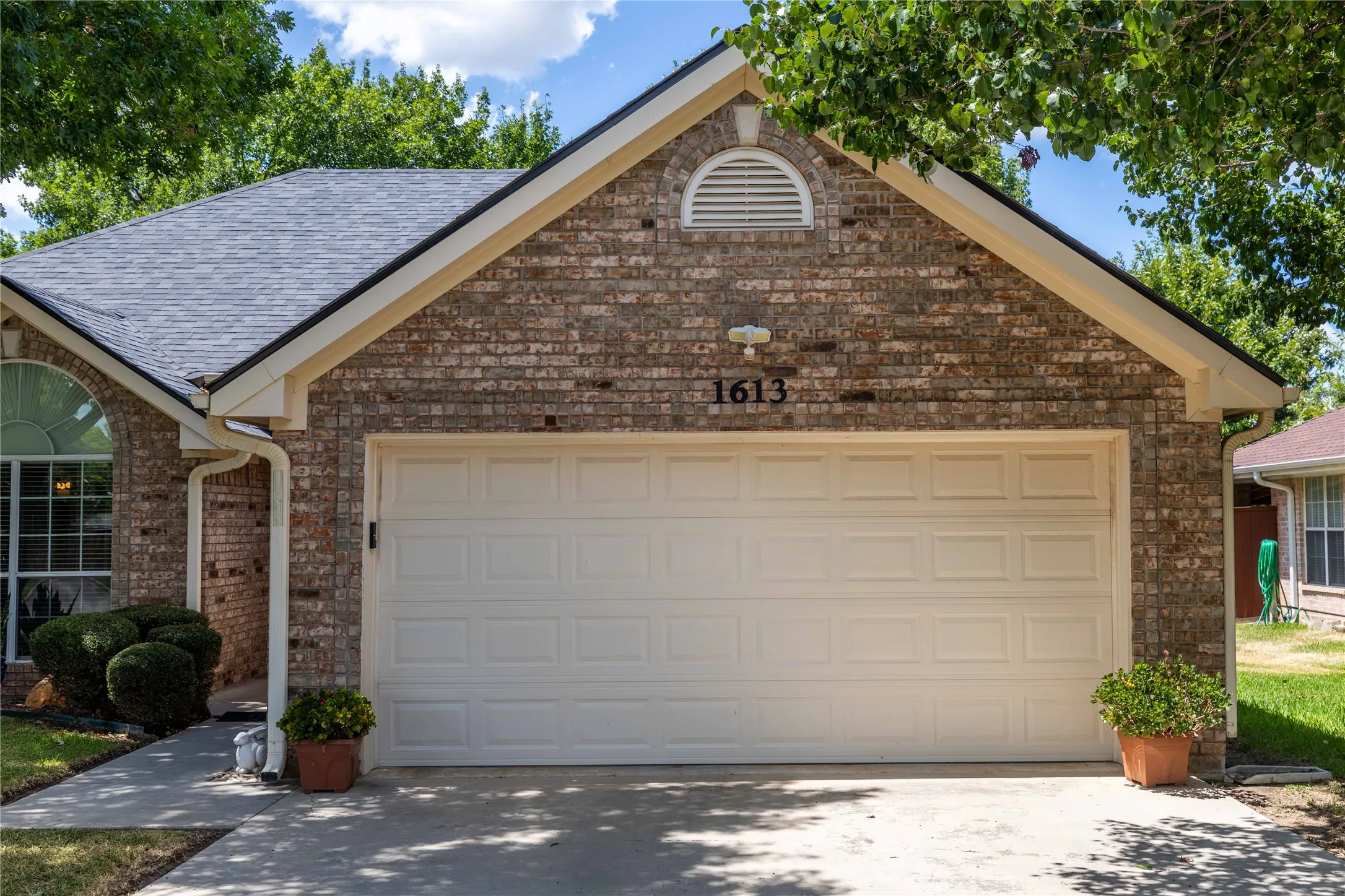 Single Family Residence For Sale in Brown County , 1613 Southgate Drive, Brownwood, Texas 76801, 3 Bedroom, 2 Bathroom, 2 Garage spaces, 1,460 Sqft, built in 2004, mls#21356932, Real Estate Agent in Brownwood, Homes For Sale in Brown county, Homes For Sale in Brownwood, Realtor in Brownwood Texas, Real Estate Brokerage Independent Realty Texas, Luminita Cordes Realtor