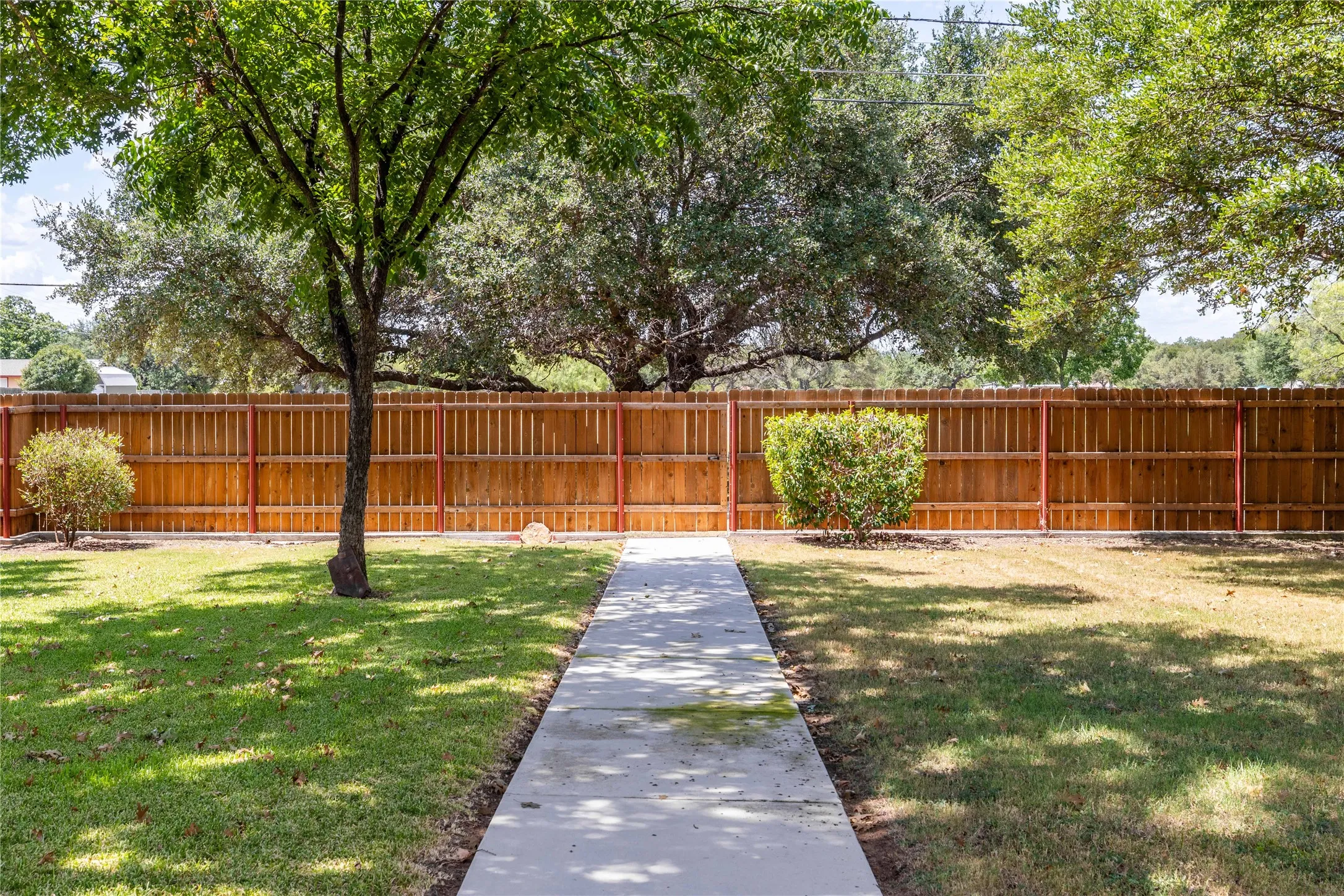 Single Family Residence For Sale in Brown County , 1613 Southgate Drive, Brownwood, Texas 76801, 3 Bedroom, 2 Bathroom, 2 Garage spaces, 1,460 Sqft, built in 2004, mls#21356932, Real Estate Agent in Brownwood, Homes For Sale in Brown county, Homes For Sale in Brownwood, Realtor in Brownwood Texas, Real Estate Brokerage Independent Realty Texas, Luminita Cordes Realtor