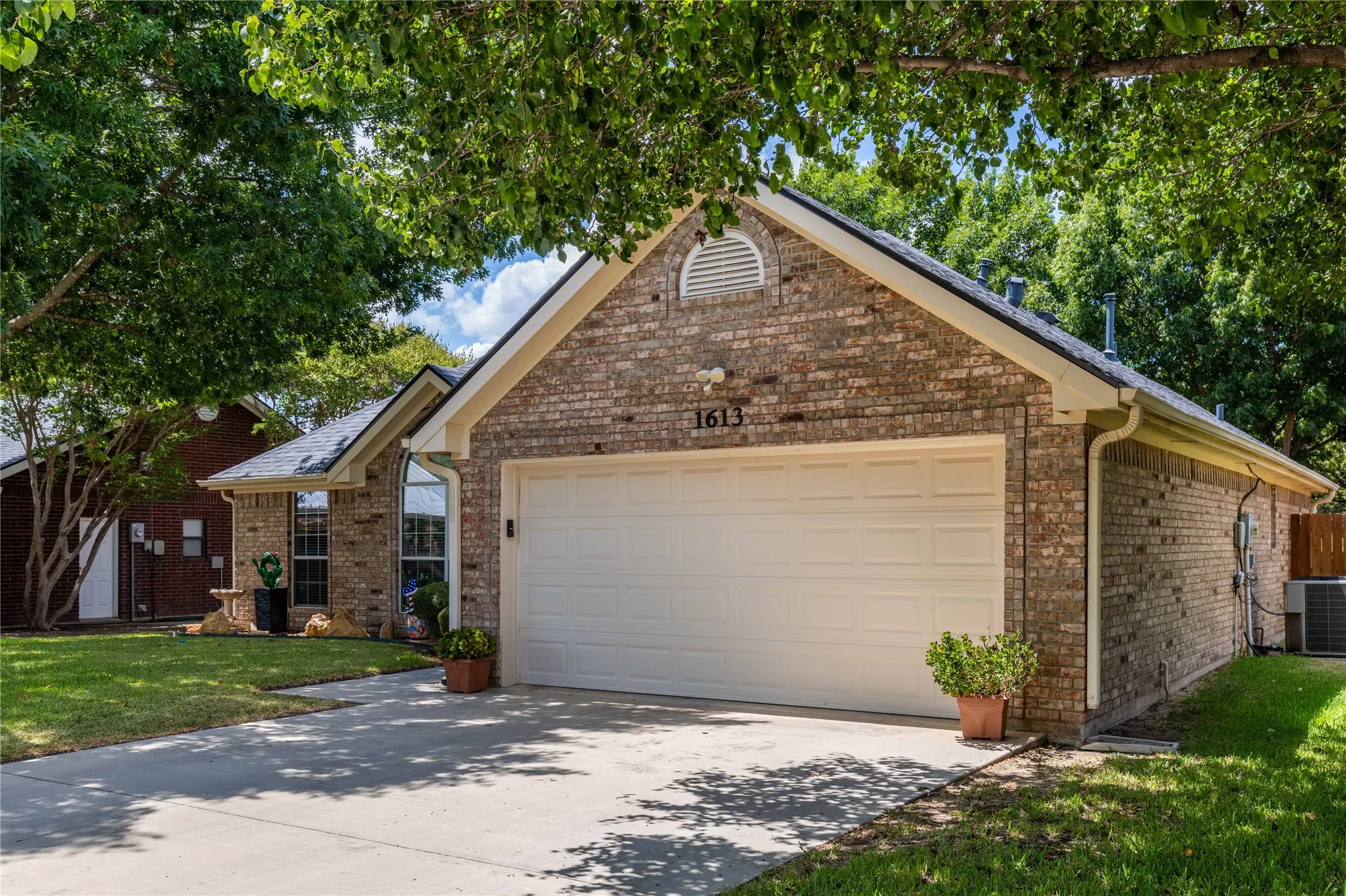 Single Family Residence For Sale in Brown County , 1613 Southgate Drive, Brownwood, Texas 76801, 3 Bedroom, 2 Bathroom, 2 Garage spaces, 1,460 Sqft, built in 2004, mls#21356932, Real Estate Agent in Brownwood, Homes For Sale in Brown county, Homes For Sale in Brownwood, Realtor in Brownwood Texas, Real Estate Brokerage Independent Realty Texas, Luminita Cordes Realtor