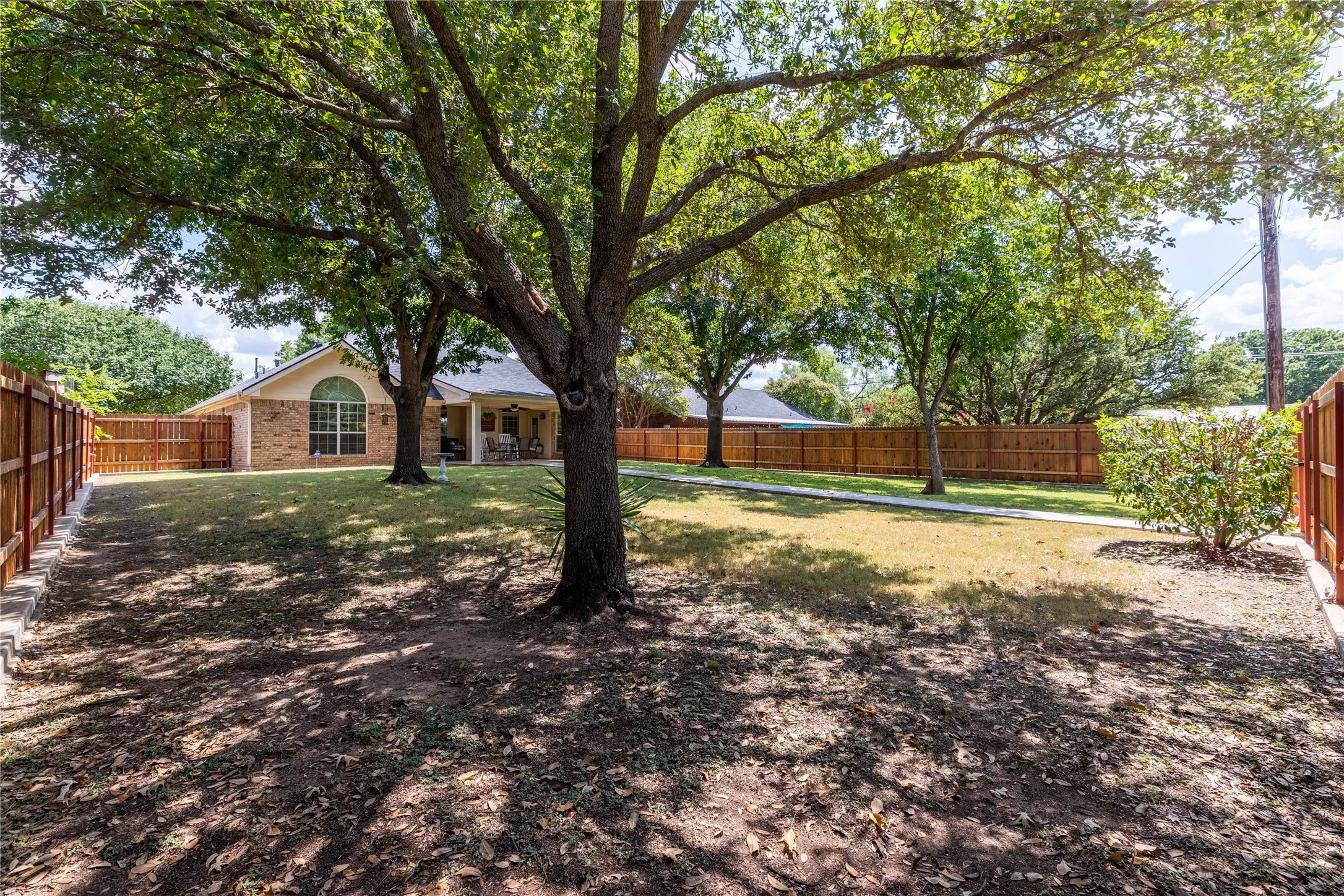 Single Family Residence For Sale in Brown County , 1613 Southgate Drive, Brownwood, Texas 76801, 3 Bedroom, 2 Bathroom, 2 Garage spaces, 1,460 Sqft, built in 2004, mls#21356932, Real Estate Agent in Brownwood, Homes For Sale in Brown county, Homes For Sale in Brownwood, Realtor in Brownwood Texas, Real Estate Brokerage Independent Realty Texas, Luminita Cordes Realtor