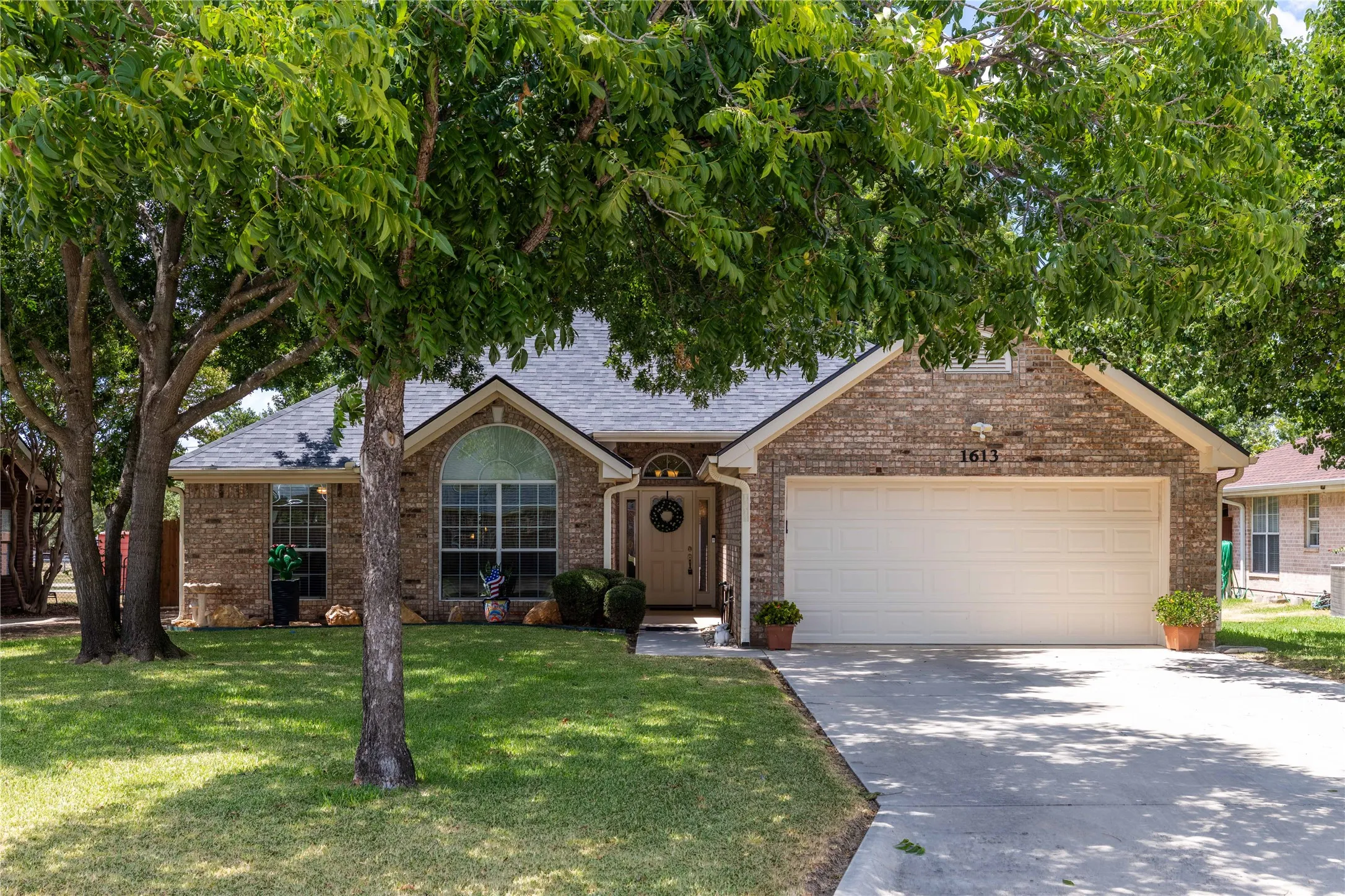 Single Family Residence For Sale in Brown County , 1613 Southgate Drive, Brownwood, Texas 76801, 3 Bedroom, 2 Bathroom, 2 Garage spaces, 1,460 Sqft, built in 2004, mls#21356932, Real Estate Agent in Brownwood, Homes For Sale in Brown county, Homes For Sale in Brownwood, Realtor in Brownwood Texas, Real Estate Brokerage Independent Realty Texas, Luminita Cordes Realtor