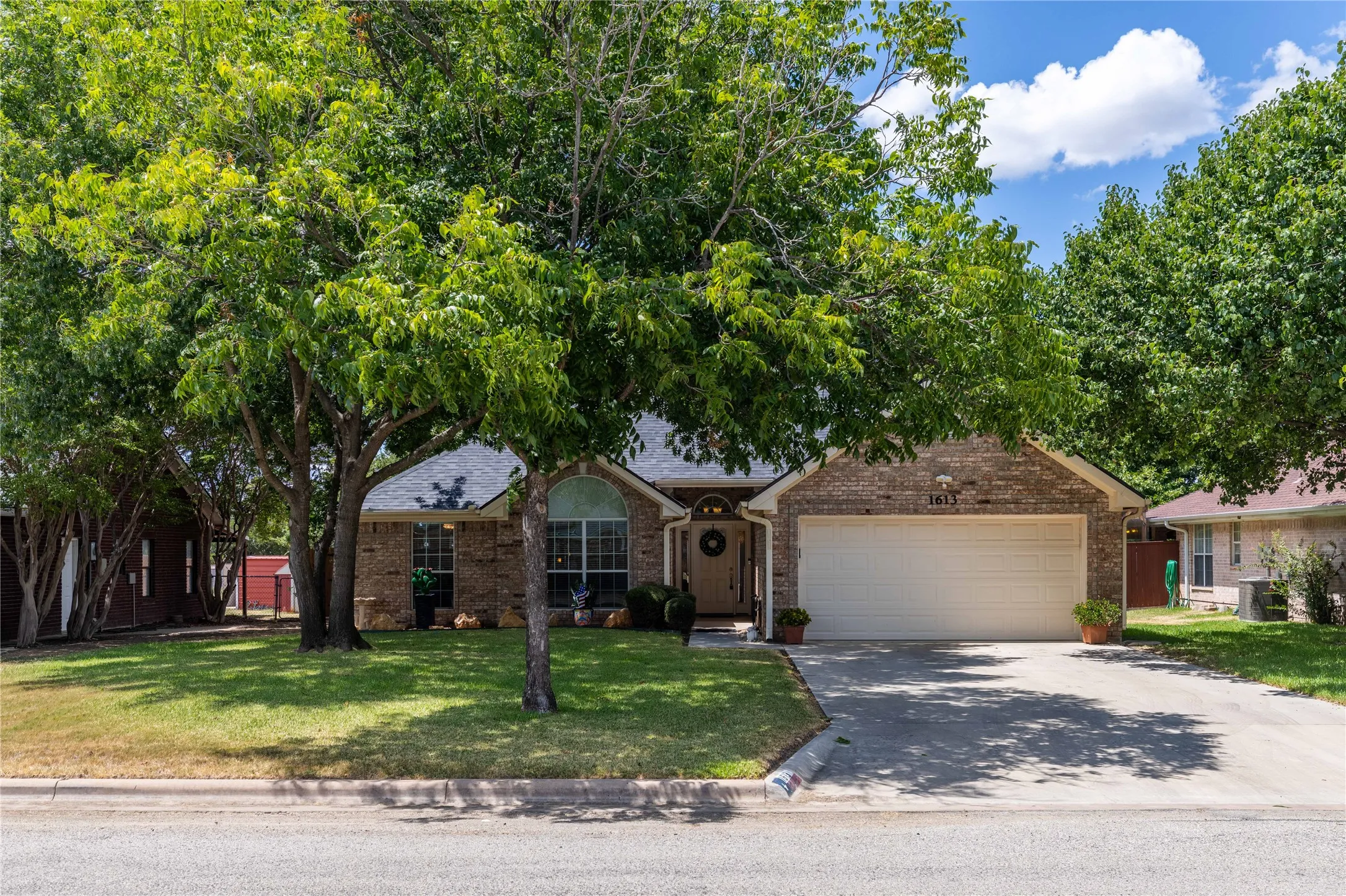 Single Family Residence For Sale in Brown County , 1613 Southgate Drive, Brownwood, Texas 76801, 3 Bedroom, 2 Bathroom, 2 Garage spaces, 1,460 Sqft, built in 2004, mls#21356932, Real Estate Agent in Brownwood, Homes For Sale in Brown county, Homes For Sale in Brownwood, Realtor in Brownwood Texas, Real Estate Brokerage Independent Realty Texas, Luminita Cordes Realtor