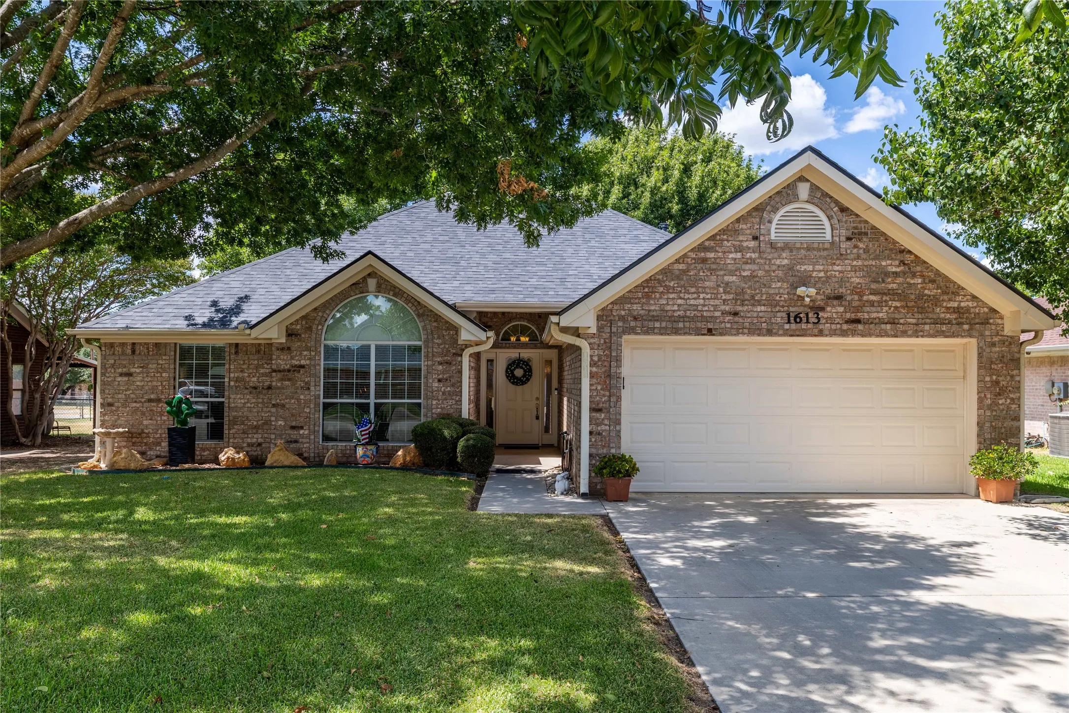 Single Family Residence For Sale in Brown County , 1613 Southgate Drive, Brownwood, Texas 76801, 3 Bedroom, 2 Bathroom, 2 Garage spaces, 1,460 Sqft, built in 2004, mls#21356932, Real Estate Agent in Brownwood, Homes For Sale in Brown county, Homes For Sale in Brownwood, Realtor in Brownwood Texas, Real Estate Brokerage Independent Realty Texas, Luminita Cordes Realtor