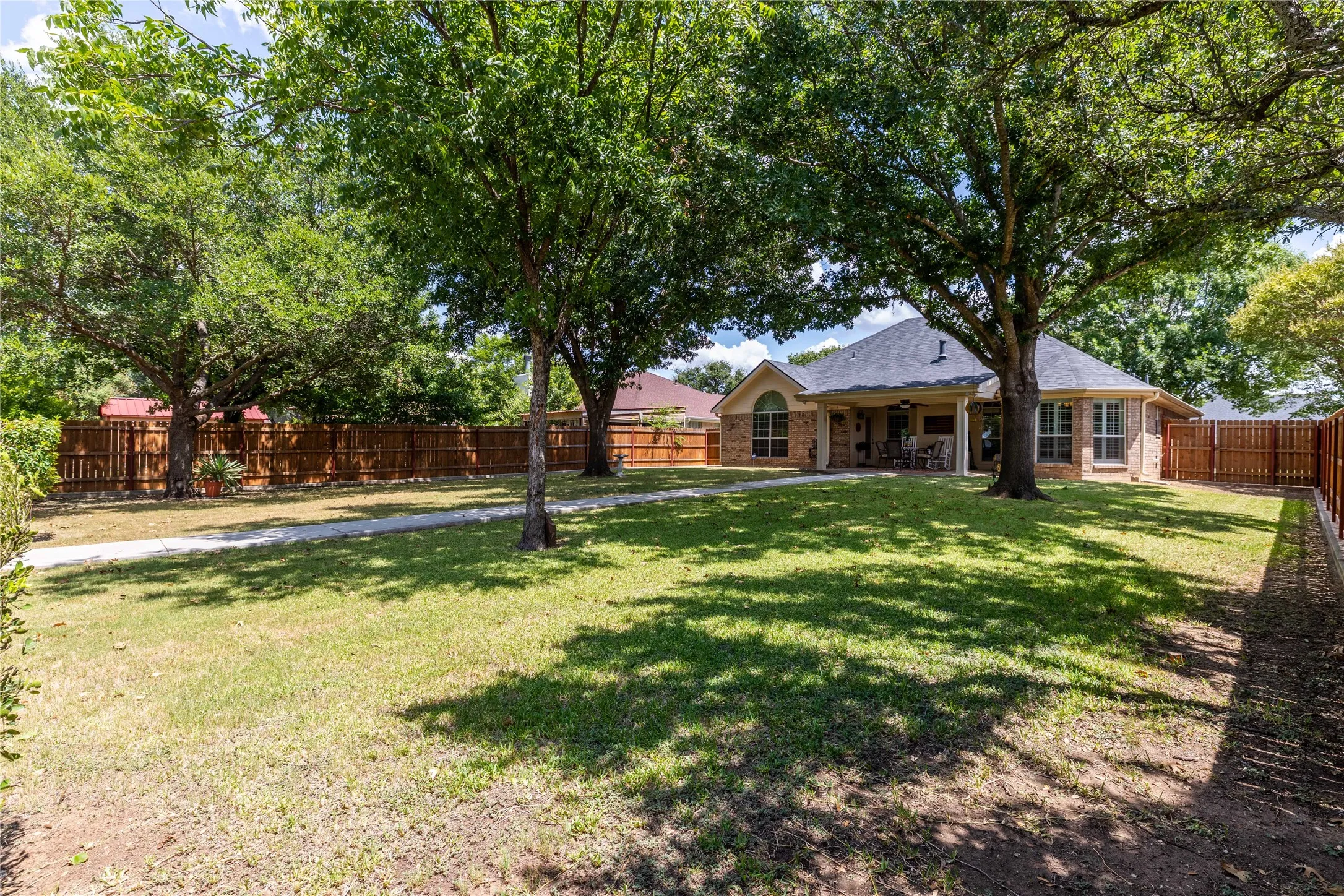Single Family Residence For Sale in Brown County , 1613 Southgate Drive, Brownwood, Texas 76801, 3 Bedroom, 2 Bathroom, 2 Garage spaces, 1,460 Sqft, built in 2004, mls#21356932, Real Estate Agent in Brownwood, Homes For Sale in Brown county, Homes For Sale in Brownwood, Realtor in Brownwood Texas, Real Estate Brokerage Independent Realty Texas, Luminita Cordes Realtor