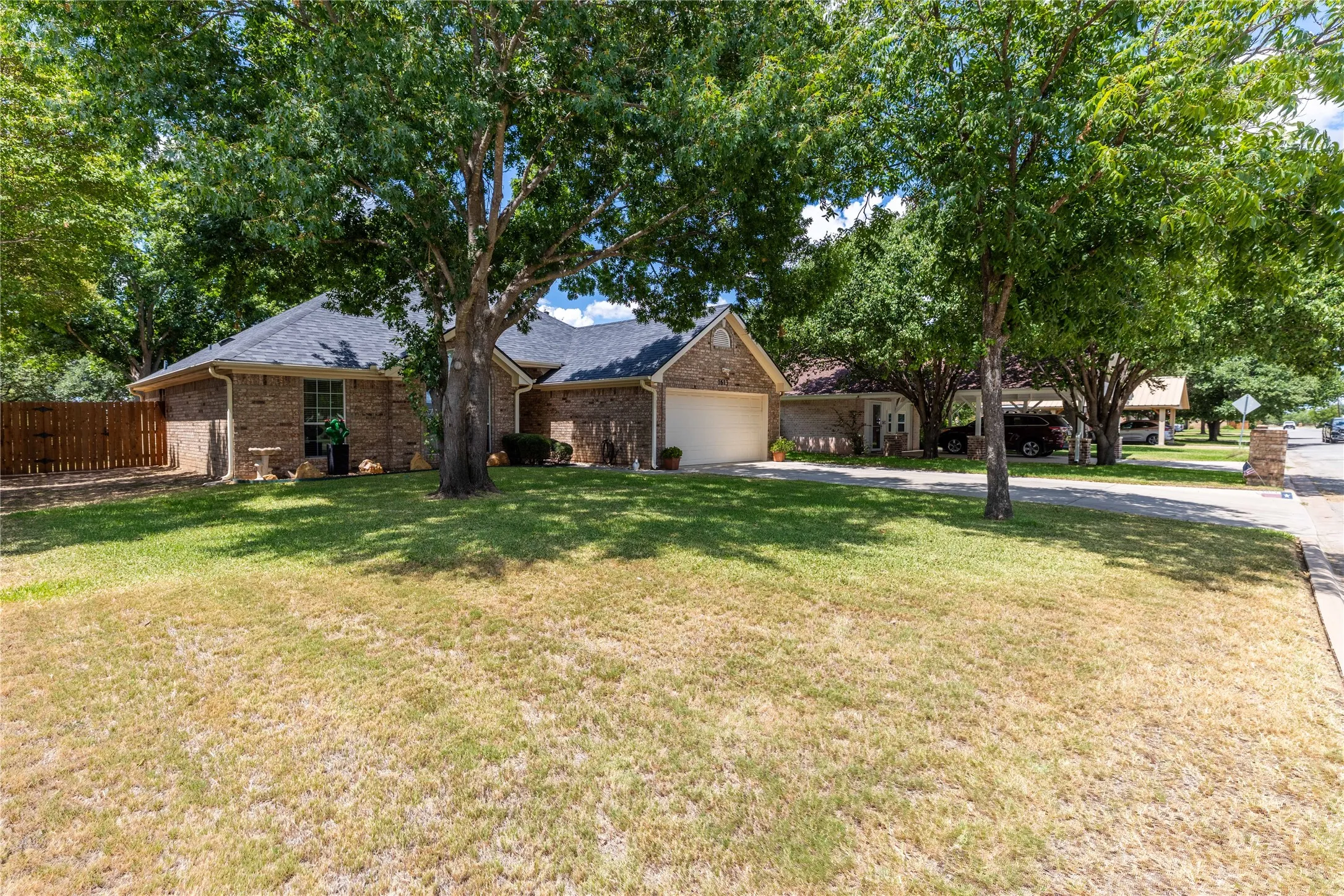 Single Family Residence For Sale in Brown County , 1613 Southgate Drive, Brownwood, Texas 76801, 3 Bedroom, 2 Bathroom, 2 Garage spaces, 1,460 Sqft, built in 2004, mls#21356932, Real Estate Agent in Brownwood, Homes For Sale in Brown county, Homes For Sale in Brownwood, Realtor in Brownwood Texas, Real Estate Brokerage Independent Realty Texas, Luminita Cordes Realtor