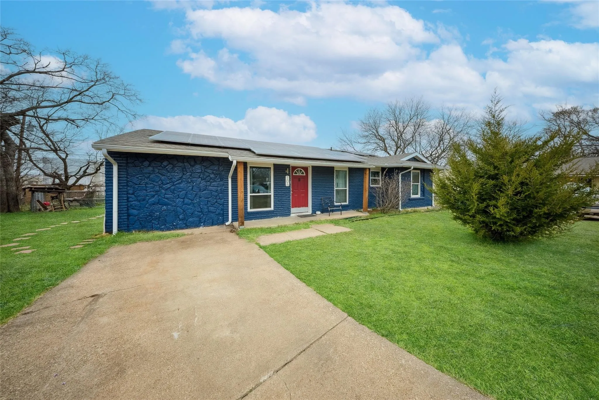 Single Family Residence For Sale in Dallas County , 106 Glenview Place, Hutchins, Texas 75141, 3 Bedroom, 2 Bathroom, Garage spaces, 1,329 Sqft, built in 1964, Price $224,990, mls#21355038, Real Estate Agent in Hutchins, Homes For Sale in Dallas county, Homes For Sale in Hutchins, Realtor in Hutchins Texas, Real Estate Brokerage Independent Realty Texas, Luminita Cordes Realtor