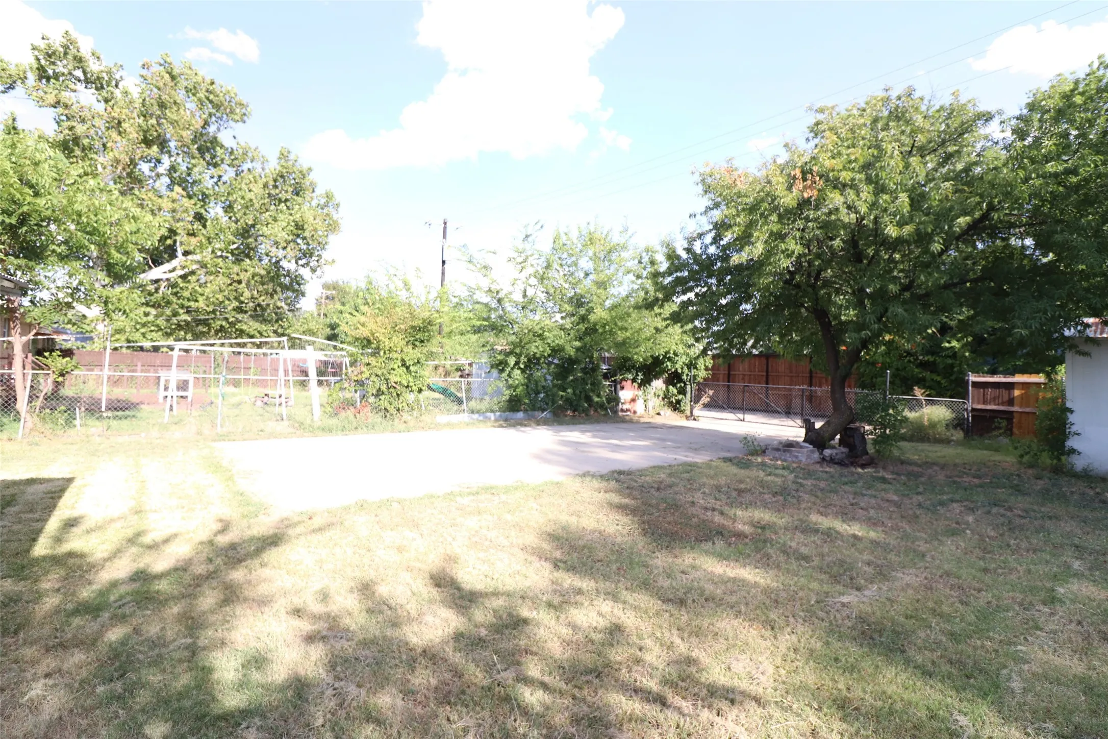Single Family Residence For Rent in Dallas County , 4106 Timberline Drive, Garland, Texas 75042, 4 Bedroom, 2 Bathroom, Garage spaces, 1,800 Sqft, built in 1965, mls#21357109, Real Estate Agent in Garland, Homes For Rent in Dallas county, Homes For Rent in Garland, Realtor in Garland Texas, Real Estate Brokerage Independent Realty Texas, Luminita Cordes Realtor