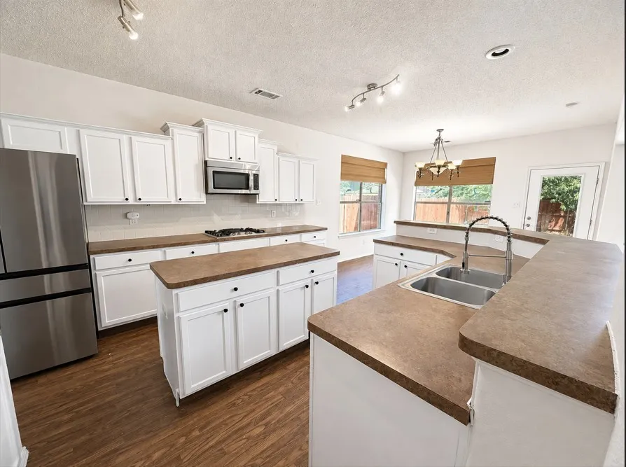 Single Family Residence For Rent in Tarrant County , 4420 Corner Brook Lane, Fort Worth, Texas 76123, 5 Bedroom, 4 Bathroom, 2 Garage spaces, 4,215 Sqft, built in 2003, mls#21357107, Real Estate Agent in Fort Worth, Homes For Rent in Tarrant county, Homes For Rent in Fort Worth, Realtor in Fort Worth Texas, Real Estate Brokerage Independent Realty Texas, Luminita Cordes Realtor