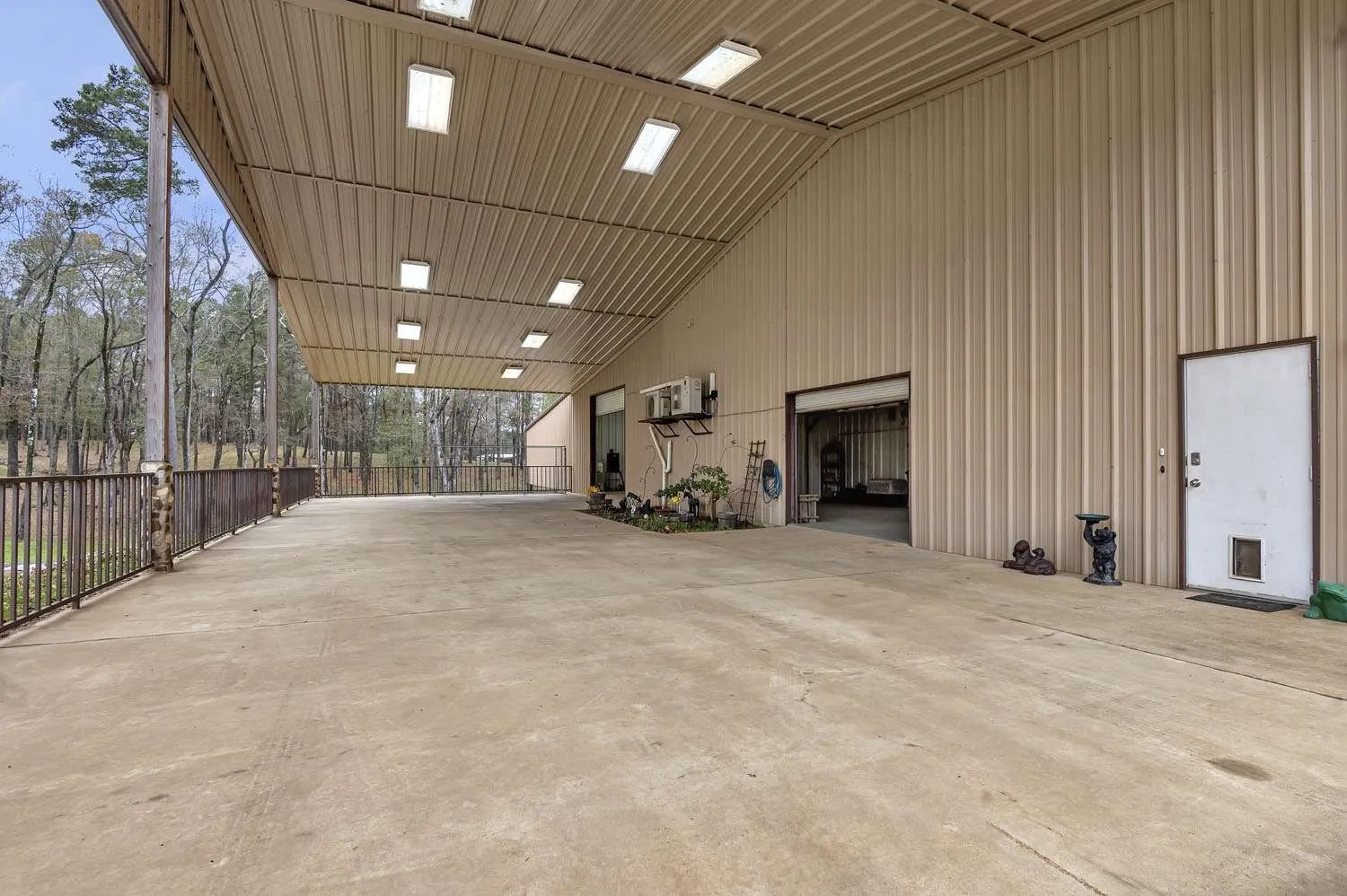Manufactured Home For Sale in Sabine (TX) County , 111 Cypress Bay Drive, Milam, Texas 75959, 3 Bedroom, 3 Bathroom, 4 Garage spaces, 3,300 Sqft, built in 2023, Price $1,200,000, mls#21357113, Real Estate Agent in Milam, Homes For Sale in Sabine (TX) county, Homes For Sale in Milam, Realtor in Milam Texas, Real Estate Brokerage Independent Realty Texas, Luminita Cordes Realtor