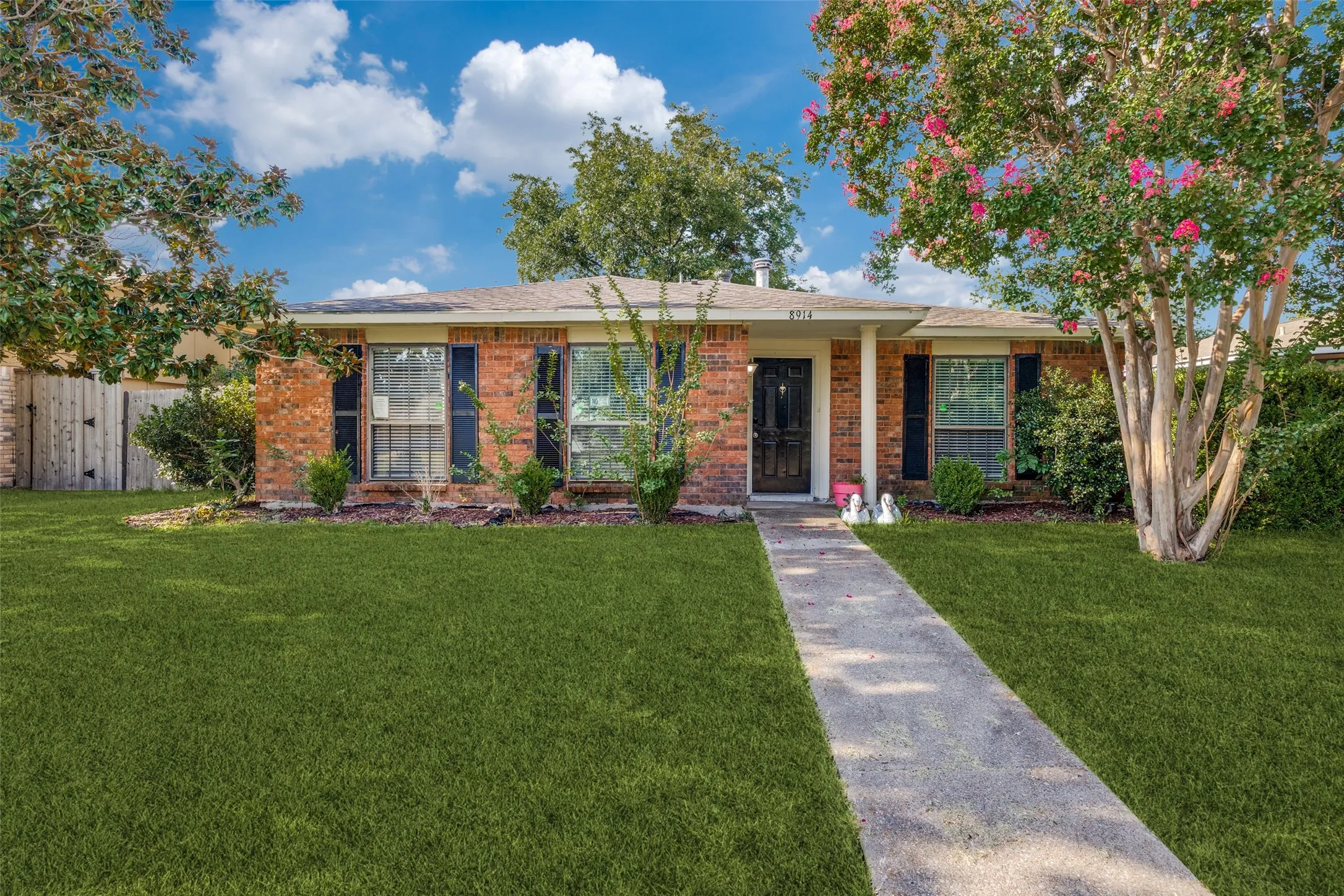 Single Family Residence For Rent in Rockwall County , 8914 Vernon Drive, Rowlett, Texas 75088, 3 Bedroom, 2 Bathroom, 2 Garage spaces, 1,791 Sqft, built in 1983, mls#21356976, Real Estate Agent in Rowlett, Homes For Rent in Rockwall county, Homes For Rent in Rowlett, Realtor in Rowlett Texas, Real Estate Brokerage Independent Realty Texas, Luminita Cordes Realtor