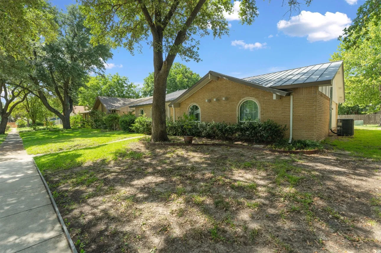 Single Family Residence For Rent in Dallas County , 4222 Foliage Drive, Garland, Texas 75043, 3 Bedroom, 2 Bathroom, 2 Garage spaces, 1,404 Sqft, built in 1972, mls#21357129, Real Estate Agent in Garland, Homes For Rent in Dallas county, Homes For Rent in Garland, Realtor in Garland Texas, Real Estate Brokerage Independent Realty Texas, Luminita Cordes Realtor