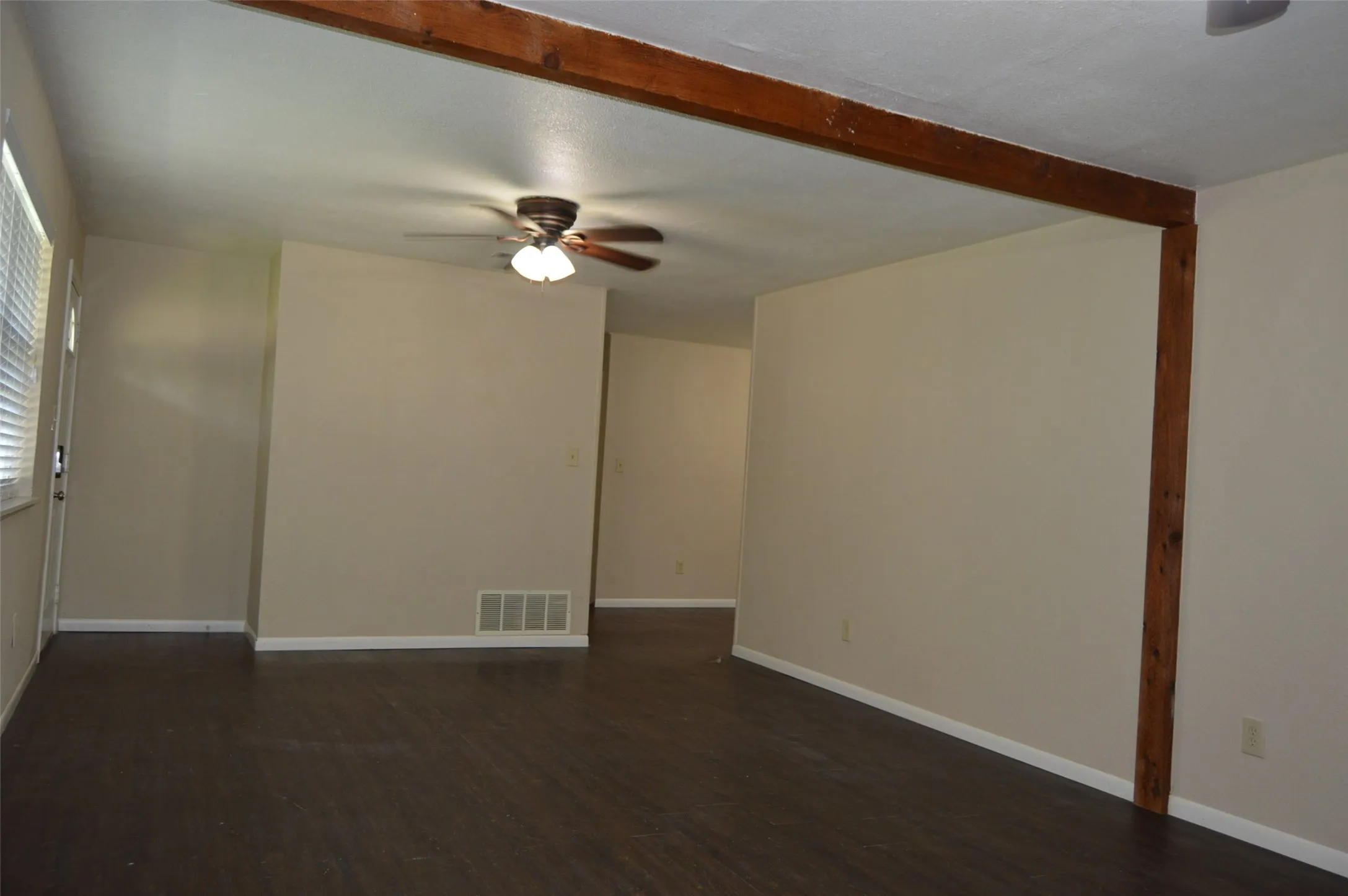 Single Family Residence For Sale in Hunt County , 3321 Eastland Avenue, Greenville, Texas 75402, 3 Bedroom, 1 Bathroom, 1 Garage spaces, 1,242 Sqft, built in 1972, mls#21357123, Real Estate Agent in Greenville, Homes For Sale in Hunt county, Homes For Sale in Greenville, Realtor in Greenville Texas, Real Estate Brokerage Independent Realty Texas, Luminita Cordes Realtor