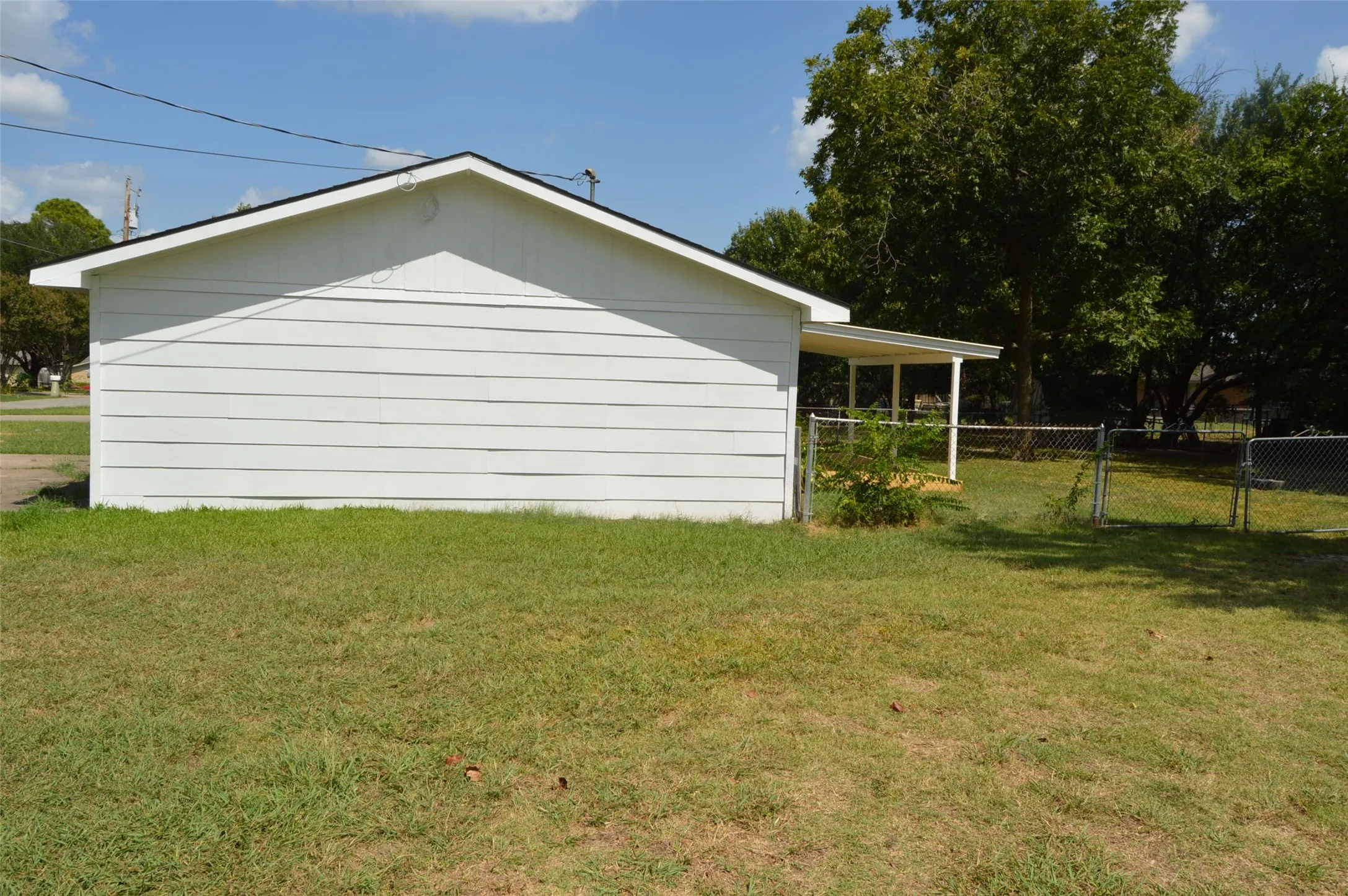 Single Family Residence For Sale in Hunt County , 3321 Eastland Avenue, Greenville, Texas 75402, 3 Bedroom, 1 Bathroom, 1 Garage spaces, 1,242 Sqft, built in 1972, mls#21357123, Real Estate Agent in Greenville, Homes For Sale in Hunt county, Homes For Sale in Greenville, Realtor in Greenville Texas, Real Estate Brokerage Independent Realty Texas, Luminita Cordes Realtor