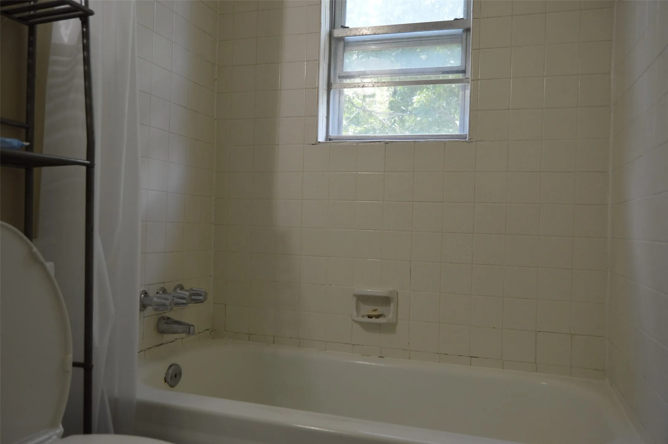 Single Family Residence For Sale in Hunt County , 3321 Eastland Avenue, Greenville, Texas 75402, 3 Bedroom, 1 Bathroom, 1 Garage spaces, 1,242 Sqft, built in 1972, mls#21357123, Real Estate Agent in Greenville, Homes For Sale in Hunt county, Homes For Sale in Greenville, Realtor in Greenville Texas, Real Estate Brokerage Independent Realty Texas, Luminita Cordes Realtor