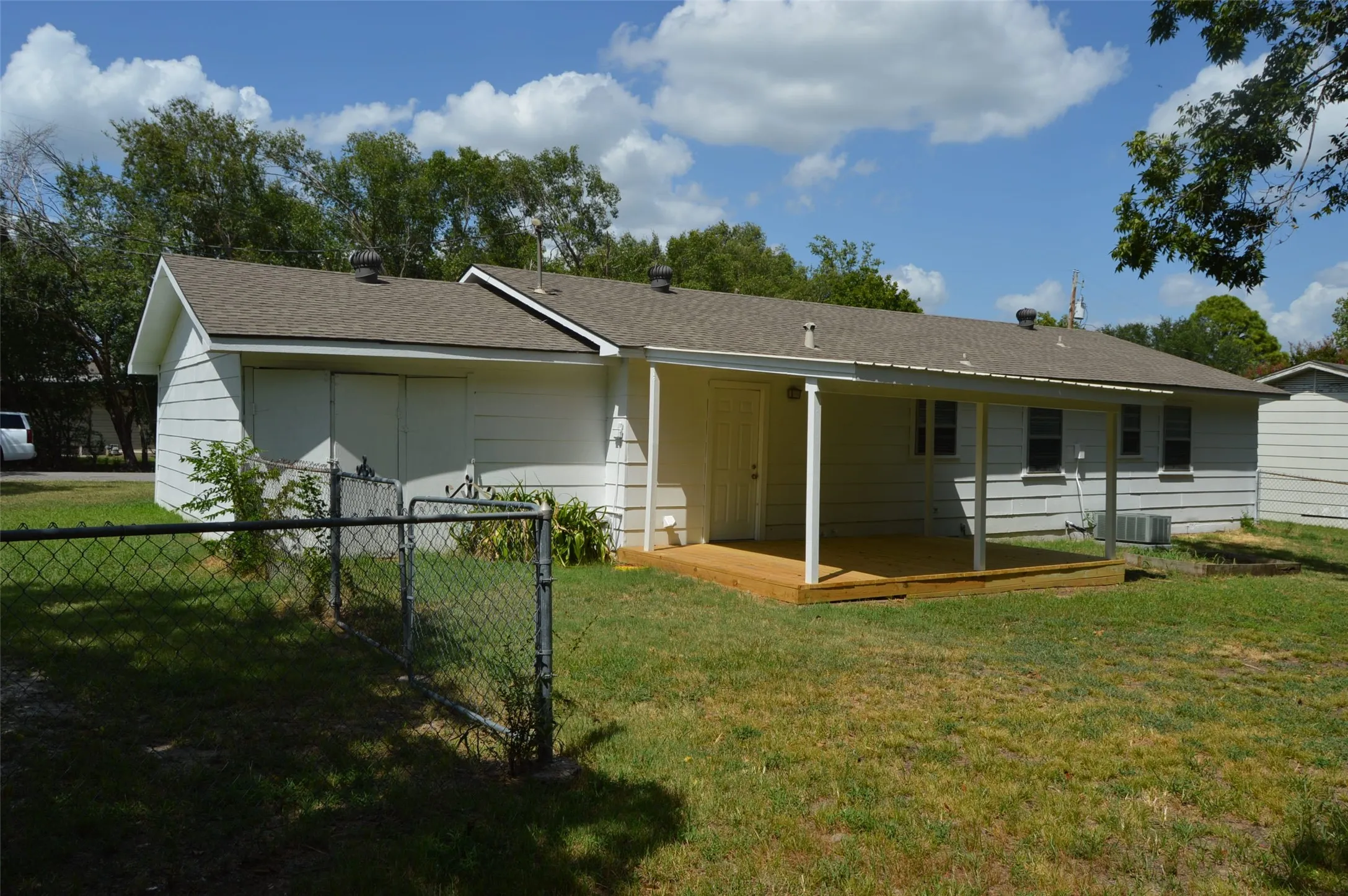 Single Family Residence For Sale in Hunt County , 3321 Eastland Avenue, Greenville, Texas 75402, 3 Bedroom, 1 Bathroom, 1 Garage spaces, 1,242 Sqft, built in 1972, mls#21357123, Real Estate Agent in Greenville, Homes For Sale in Hunt county, Homes For Sale in Greenville, Realtor in Greenville Texas, Real Estate Brokerage Independent Realty Texas, Luminita Cordes Realtor