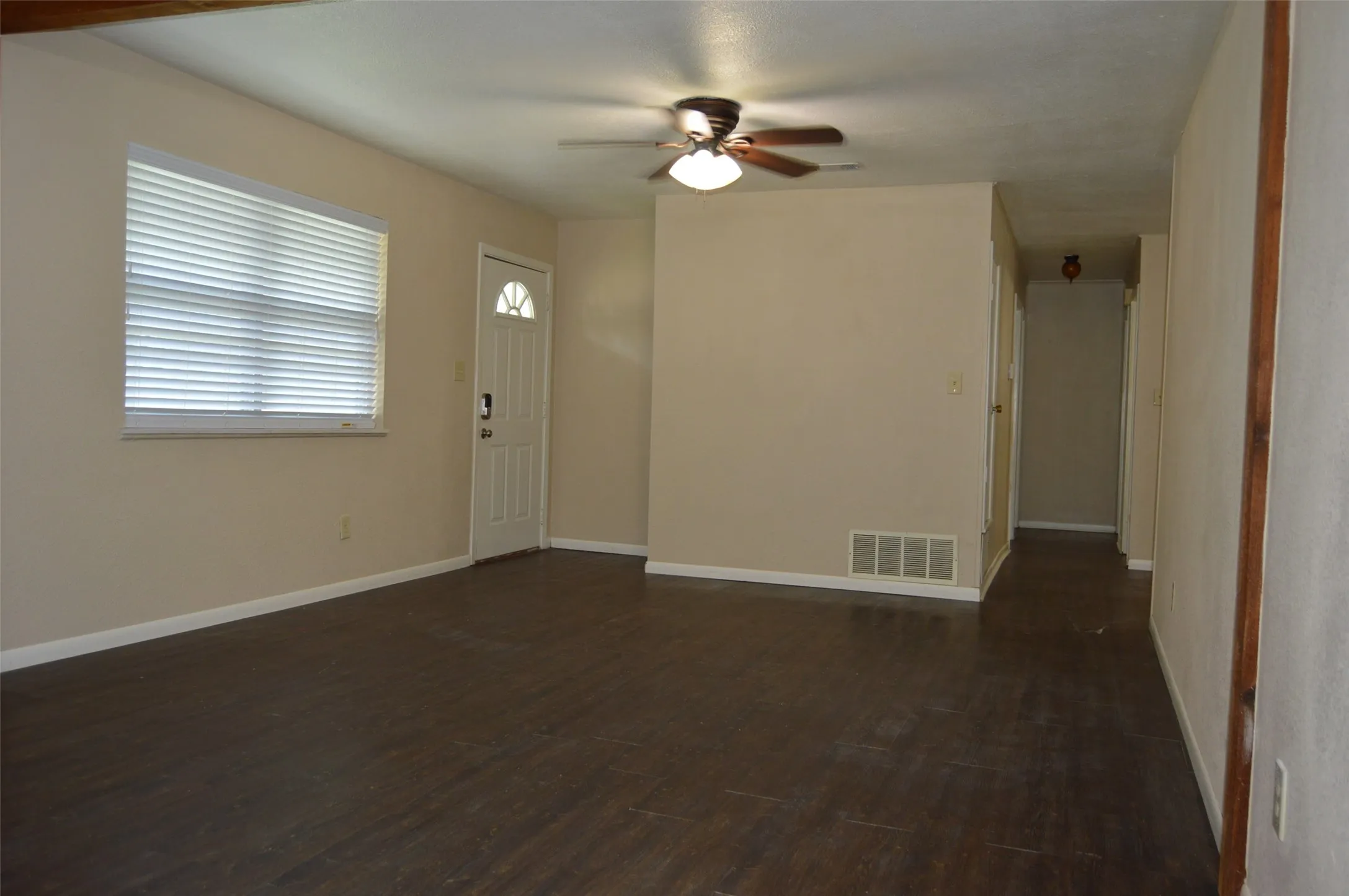 Single Family Residence For Sale in Hunt County , 3321 Eastland Avenue, Greenville, Texas 75402, 3 Bedroom, 1 Bathroom, 1 Garage spaces, 1,242 Sqft, built in 1972, mls#21357123, Real Estate Agent in Greenville, Homes For Sale in Hunt county, Homes For Sale in Greenville, Realtor in Greenville Texas, Real Estate Brokerage Independent Realty Texas, Luminita Cordes Realtor