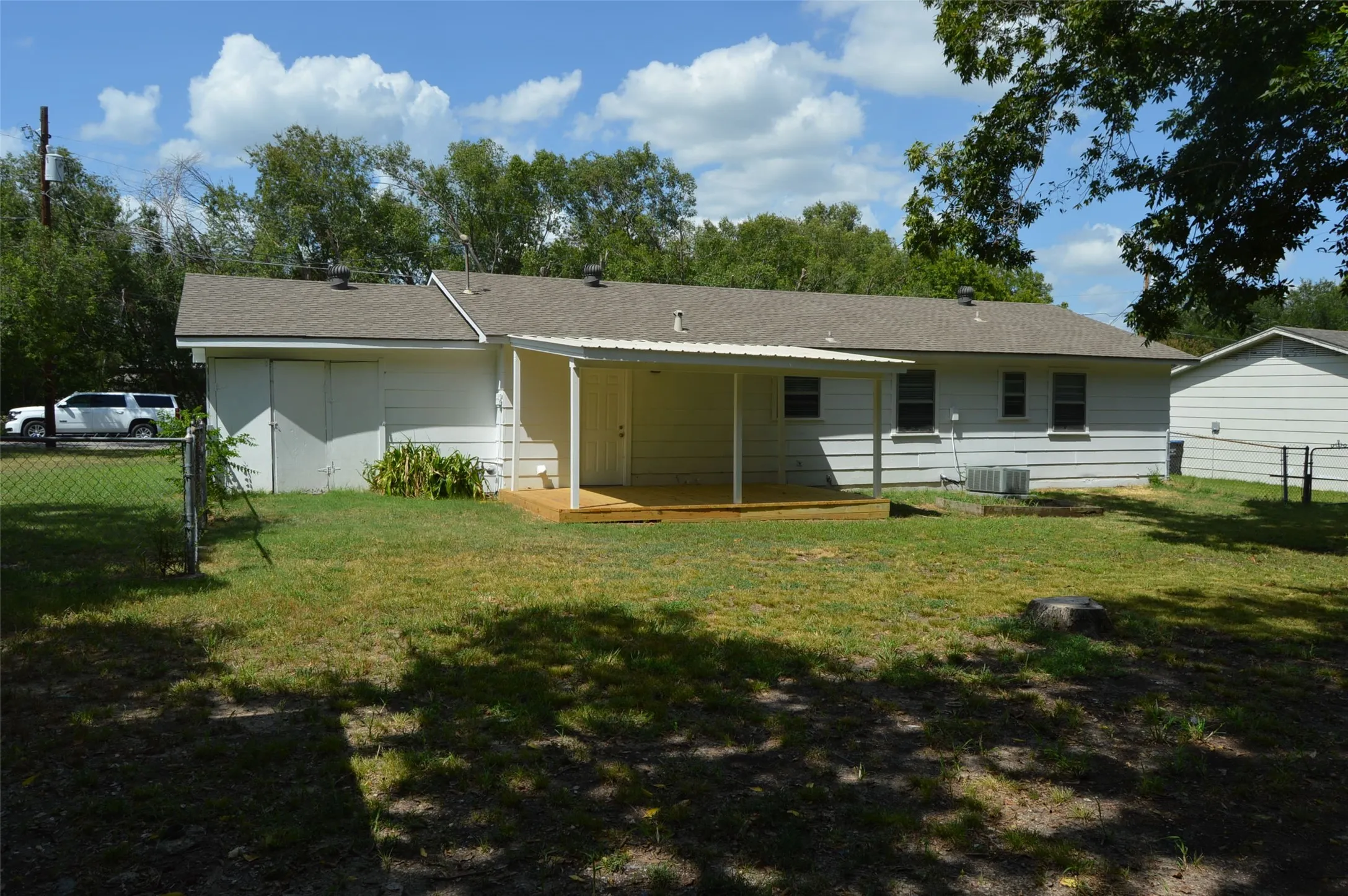 Single Family Residence For Sale in Hunt County , 3321 Eastland Avenue, Greenville, Texas 75402, 3 Bedroom, 1 Bathroom, 1 Garage spaces, 1,242 Sqft, built in 1972, mls#21357123, Real Estate Agent in Greenville, Homes For Sale in Hunt county, Homes For Sale in Greenville, Realtor in Greenville Texas, Real Estate Brokerage Independent Realty Texas, Luminita Cordes Realtor