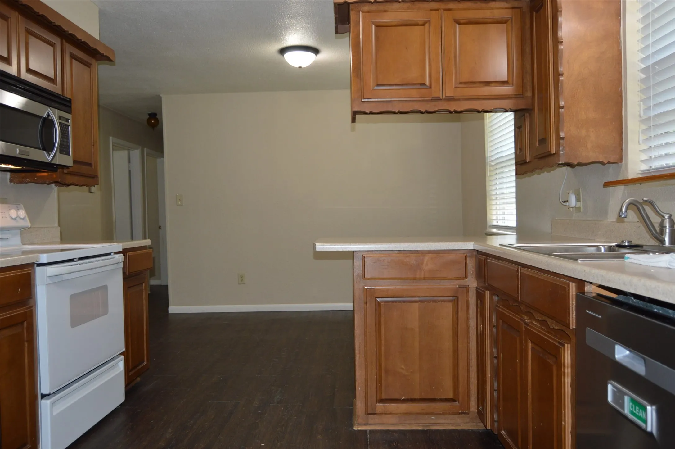 Single Family Residence For Sale in Hunt County , 3321 Eastland Avenue, Greenville, Texas 75402, 3 Bedroom, 1 Bathroom, 1 Garage spaces, 1,242 Sqft, built in 1972, mls#21357123, Real Estate Agent in Greenville, Homes For Sale in Hunt county, Homes For Sale in Greenville, Realtor in Greenville Texas, Real Estate Brokerage Independent Realty Texas, Luminita Cordes Realtor