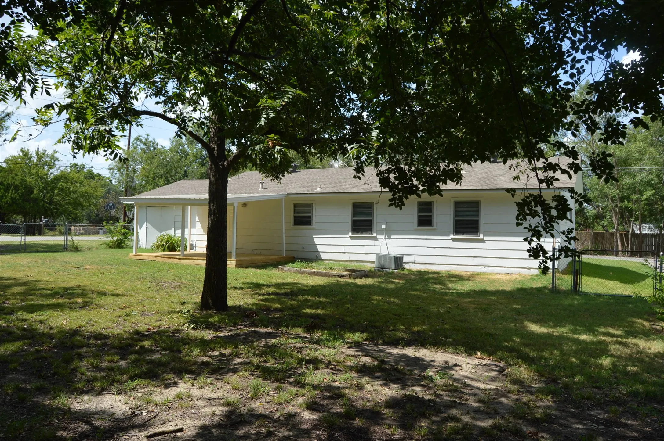 Single Family Residence For Sale in Hunt County , 3321 Eastland Avenue, Greenville, Texas 75402, 3 Bedroom, 1 Bathroom, 1 Garage spaces, 1,242 Sqft, built in 1972, mls#21357123, Real Estate Agent in Greenville, Homes For Sale in Hunt county, Homes For Sale in Greenville, Realtor in Greenville Texas, Real Estate Brokerage Independent Realty Texas, Luminita Cordes Realtor