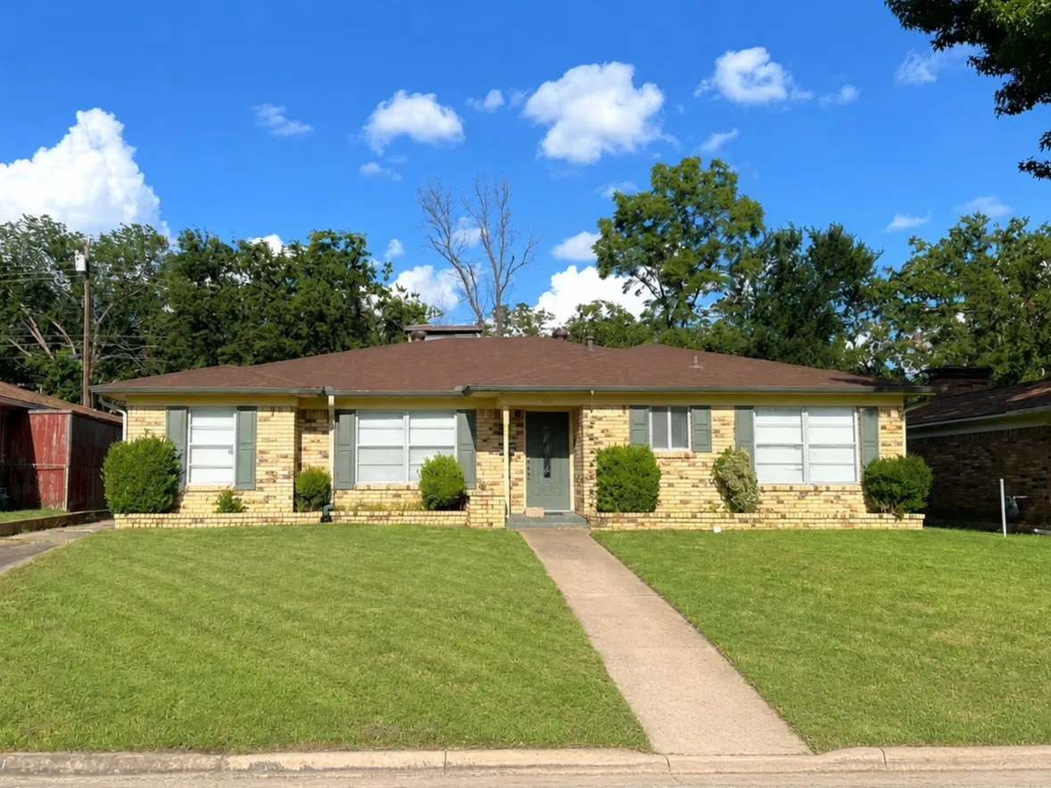 Single Family Residence For Sale in Grayson County , 120 S Wood Avenue, Denison, Texas 75020, 3 Bedroom, 2 Bathroom, 2 Garage spaces, 2,020 Sqft, built in 1967, mls#21356948, Real Estate Agent in Denison, Homes For Sale in Grayson county, Homes For Sale in Denison, Realtor in Denison Texas, Real Estate Brokerage Independent Realty Texas, Luminita Cordes Realtor