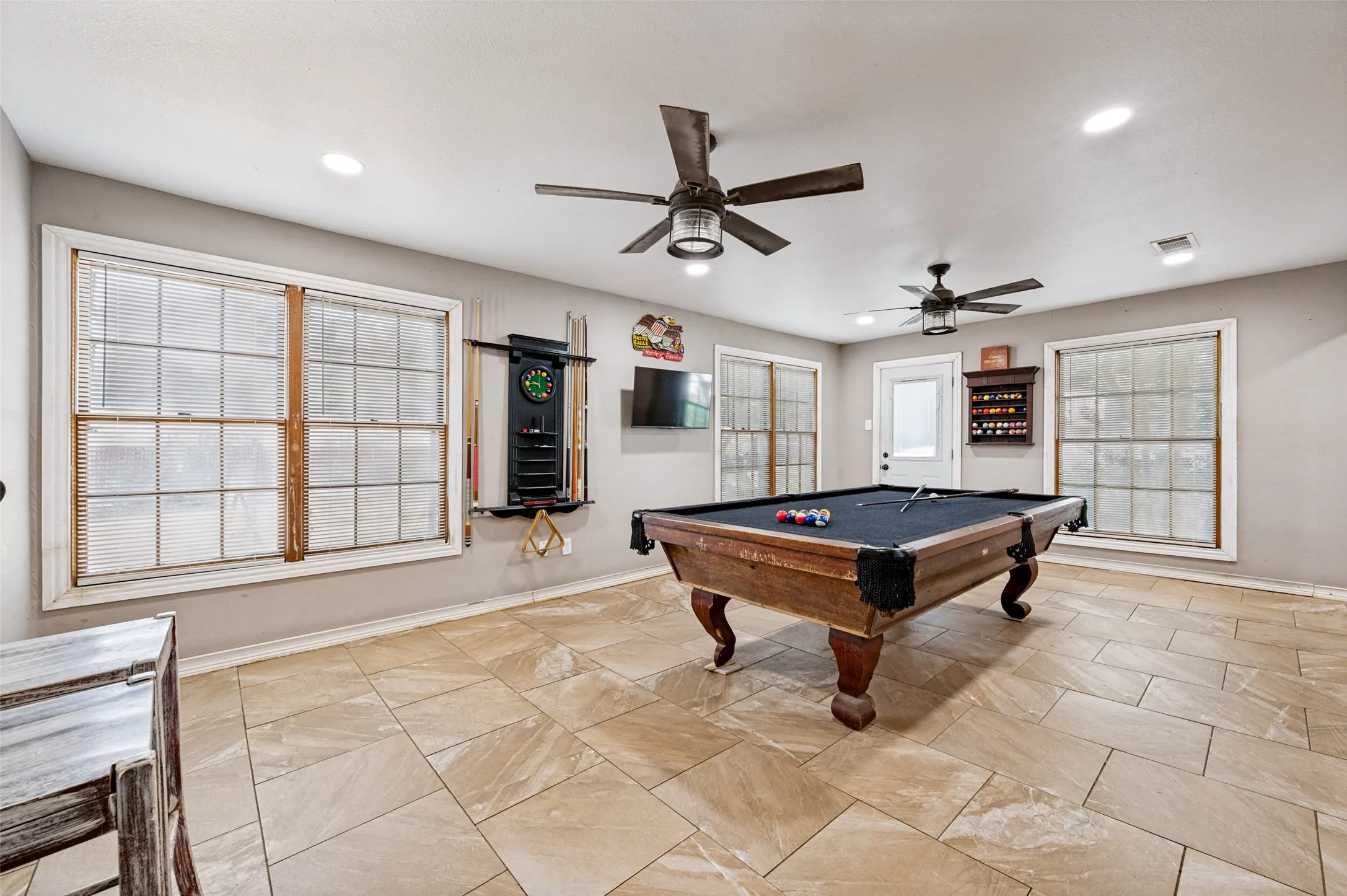 Single Family Residence For Sale in Dallas County , 1008 E Russell Avenue, Carrollton, Texas 75006, 2 Bedroom, 2 Bathroom, 1 Garage spaces, 1,352 Sqft, built in 1951, mls#21355912, Real Estate Agent in Carrollton, Homes For Sale in Dallas county, Homes For Sale in Carrollton, Realtor in Carrollton Texas, Real Estate Brokerage Independent Realty Texas, Luminita Cordes Realtor