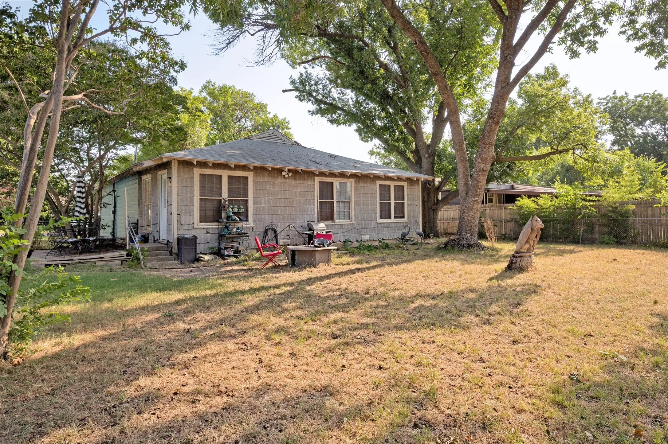 Single Family Residence For Sale in Dallas County , 1008 E Russell Avenue, Carrollton, Texas 75006, 2 Bedroom, 2 Bathroom, 1 Garage spaces, 1,352 Sqft, built in 1951, mls#21355912, Real Estate Agent in Carrollton, Homes For Sale in Dallas county, Homes For Sale in Carrollton, Realtor in Carrollton Texas, Real Estate Brokerage Independent Realty Texas, Luminita Cordes Realtor