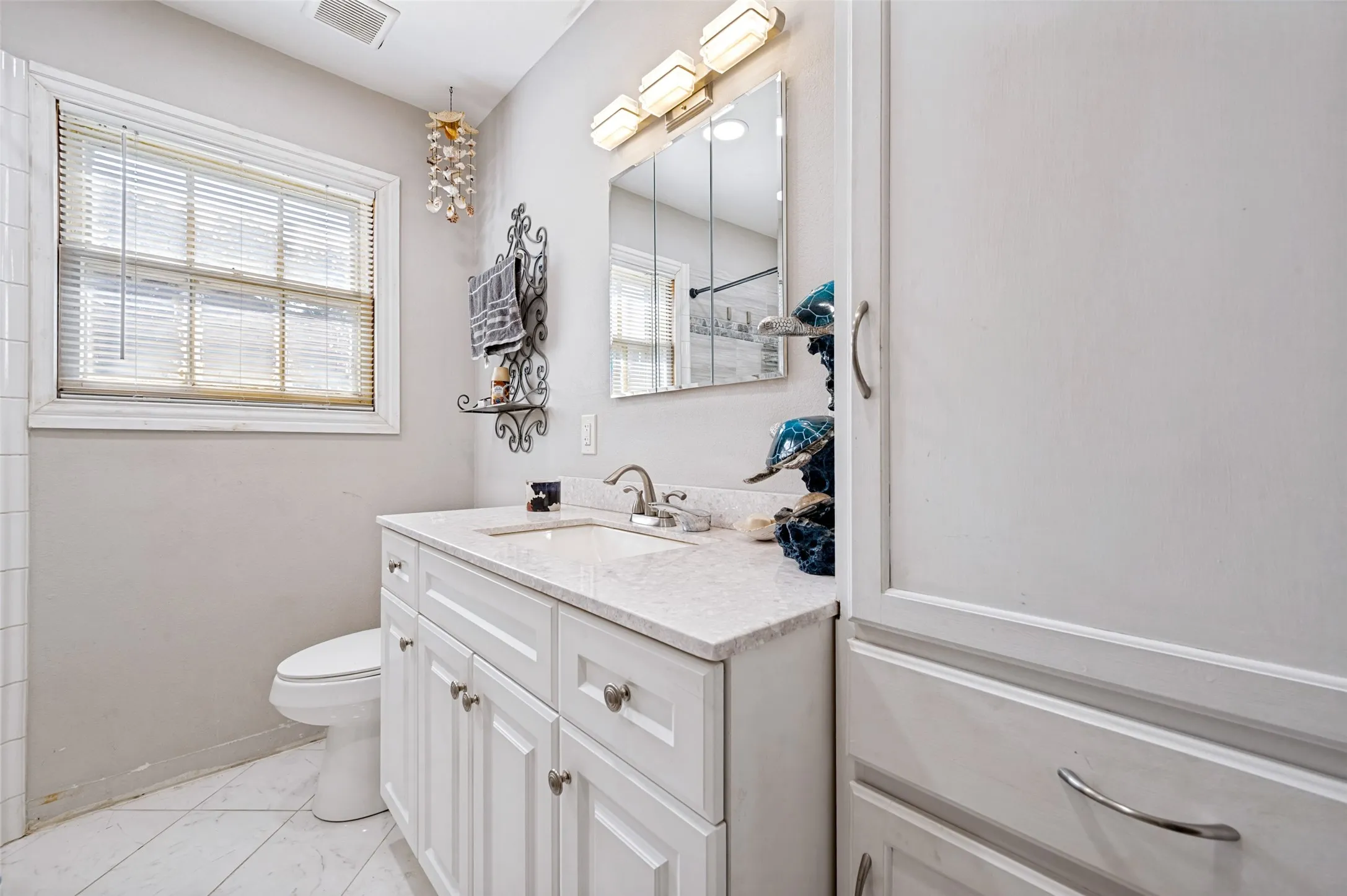 Single Family Residence For Sale in Dallas County , 1008 E Russell Avenue, Carrollton, Texas 75006, 2 Bedroom, 2 Bathroom, 1 Garage spaces, 1,352 Sqft, built in 1951, mls#21355912, Real Estate Agent in Carrollton, Homes For Sale in Dallas county, Homes For Sale in Carrollton, Realtor in Carrollton Texas, Real Estate Brokerage Independent Realty Texas, Luminita Cordes Realtor