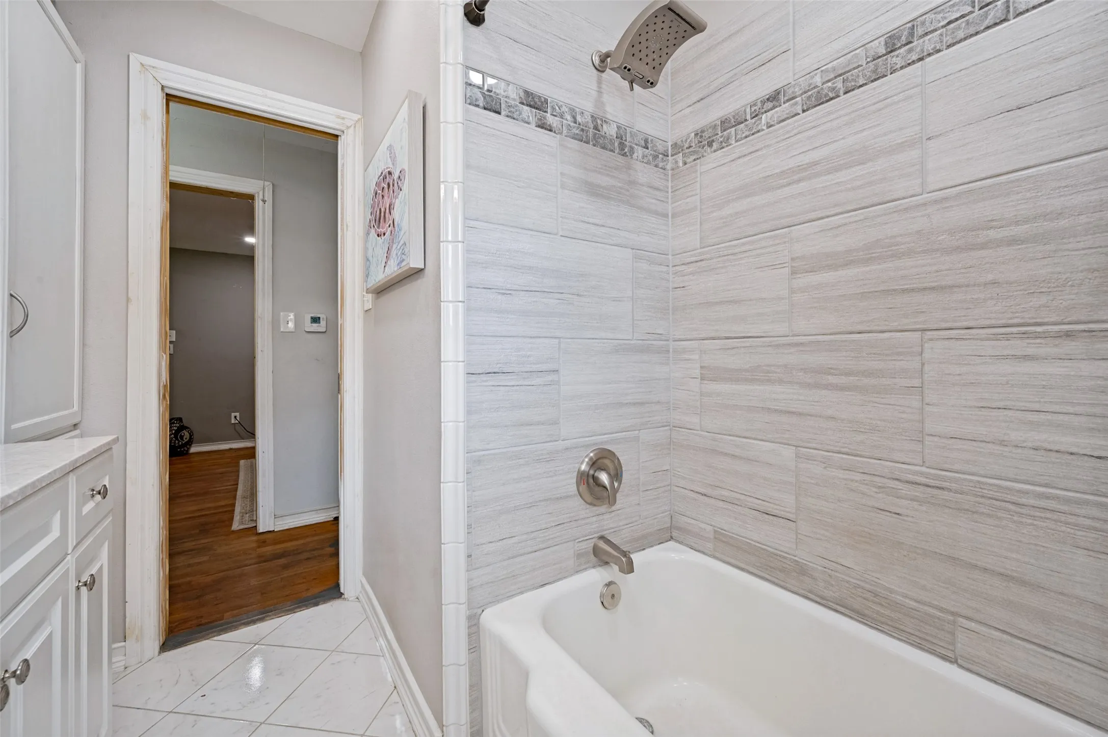Single Family Residence For Sale in Dallas County , 1008 E Russell Avenue, Carrollton, Texas 75006, 2 Bedroom, 2 Bathroom, 1 Garage spaces, 1,352 Sqft, built in 1951, mls#21355912, Real Estate Agent in Carrollton, Homes For Sale in Dallas county, Homes For Sale in Carrollton, Realtor in Carrollton Texas, Real Estate Brokerage Independent Realty Texas, Luminita Cordes Realtor