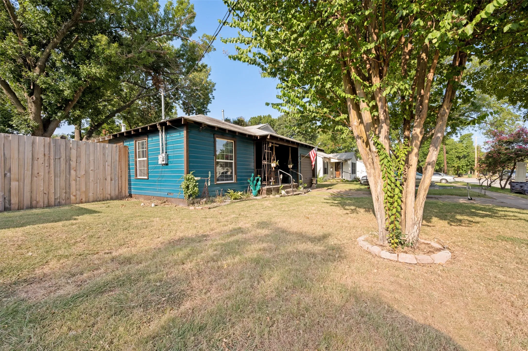 Single Family Residence For Sale in Dallas County , 1008 E Russell Avenue, Carrollton, Texas 75006, 2 Bedroom, 2 Bathroom, 1 Garage spaces, 1,352 Sqft, built in 1951, mls#21355912, Real Estate Agent in Carrollton, Homes For Sale in Dallas county, Homes For Sale in Carrollton, Realtor in Carrollton Texas, Real Estate Brokerage Independent Realty Texas, Luminita Cordes Realtor