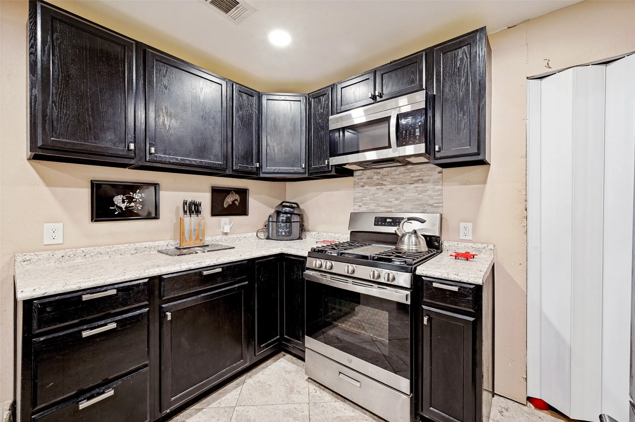 Single Family Residence For Sale in Dallas County , 1008 E Russell Avenue, Carrollton, Texas 75006, 2 Bedroom, 2 Bathroom, 1 Garage spaces, 1,352 Sqft, built in 1951, mls#21355912, Real Estate Agent in Carrollton, Homes For Sale in Dallas county, Homes For Sale in Carrollton, Realtor in Carrollton Texas, Real Estate Brokerage Independent Realty Texas, Luminita Cordes Realtor