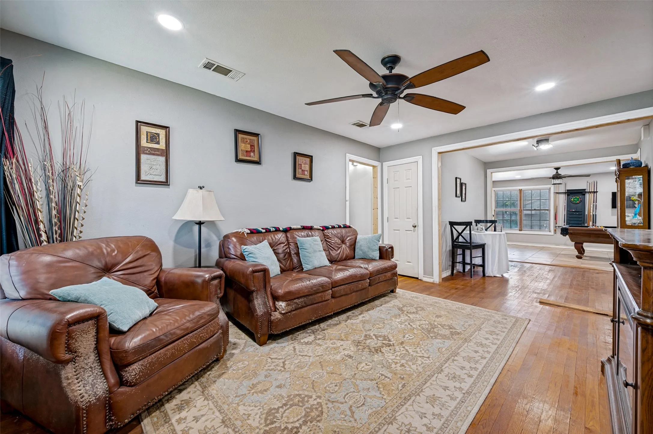 Single Family Residence For Sale in Dallas County , 1008 E Russell Avenue, Carrollton, Texas 75006, 2 Bedroom, 2 Bathroom, 1 Garage spaces, 1,352 Sqft, built in 1951, mls#21355912, Real Estate Agent in Carrollton, Homes For Sale in Dallas county, Homes For Sale in Carrollton, Realtor in Carrollton Texas, Real Estate Brokerage Independent Realty Texas, Luminita Cordes Realtor