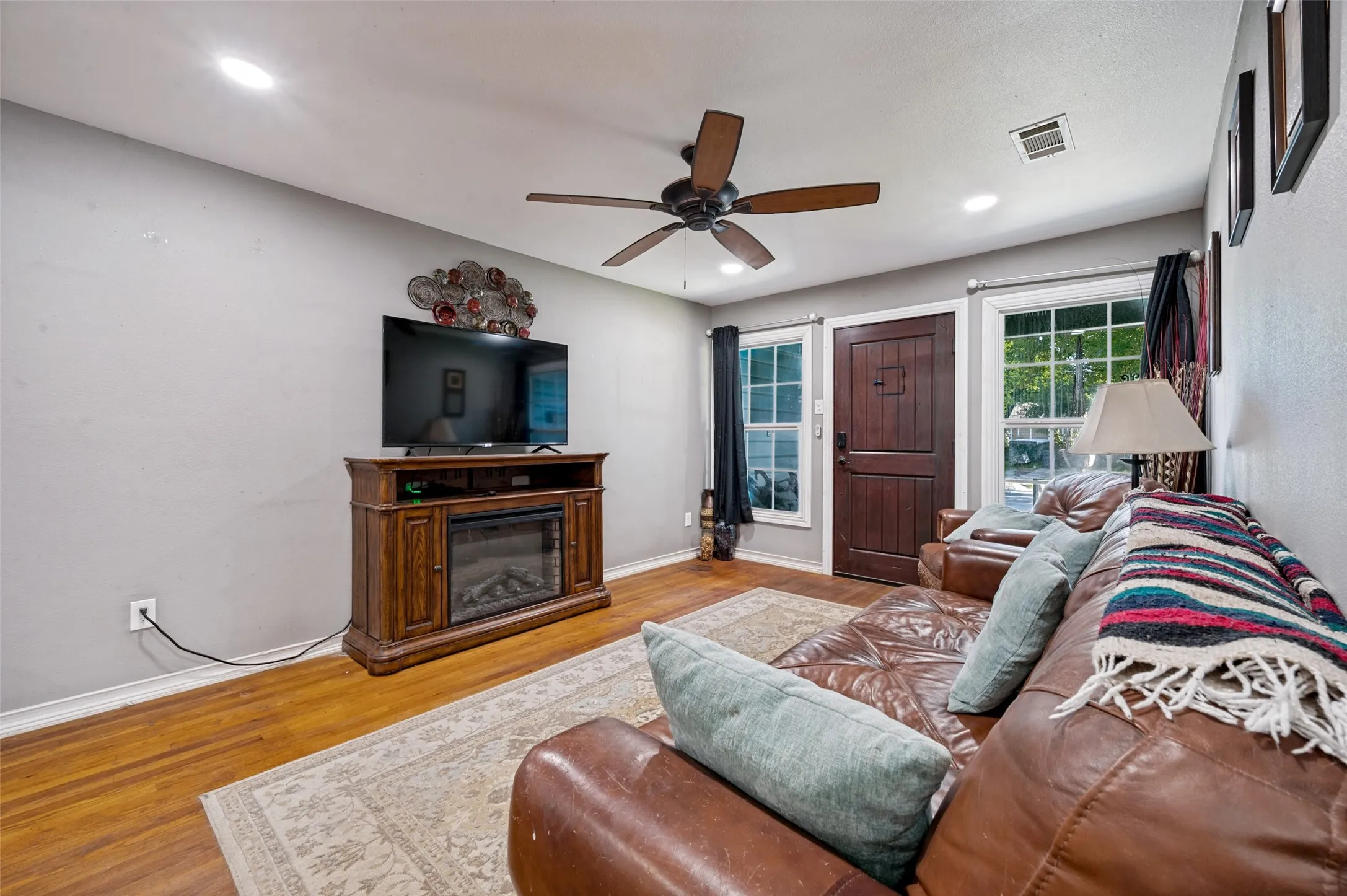 Single Family Residence For Sale in Dallas County , 1008 E Russell Avenue, Carrollton, Texas 75006, 2 Bedroom, 2 Bathroom, 1 Garage spaces, 1,352 Sqft, built in 1951, mls#21355912, Real Estate Agent in Carrollton, Homes For Sale in Dallas county, Homes For Sale in Carrollton, Realtor in Carrollton Texas, Real Estate Brokerage Independent Realty Texas, Luminita Cordes Realtor