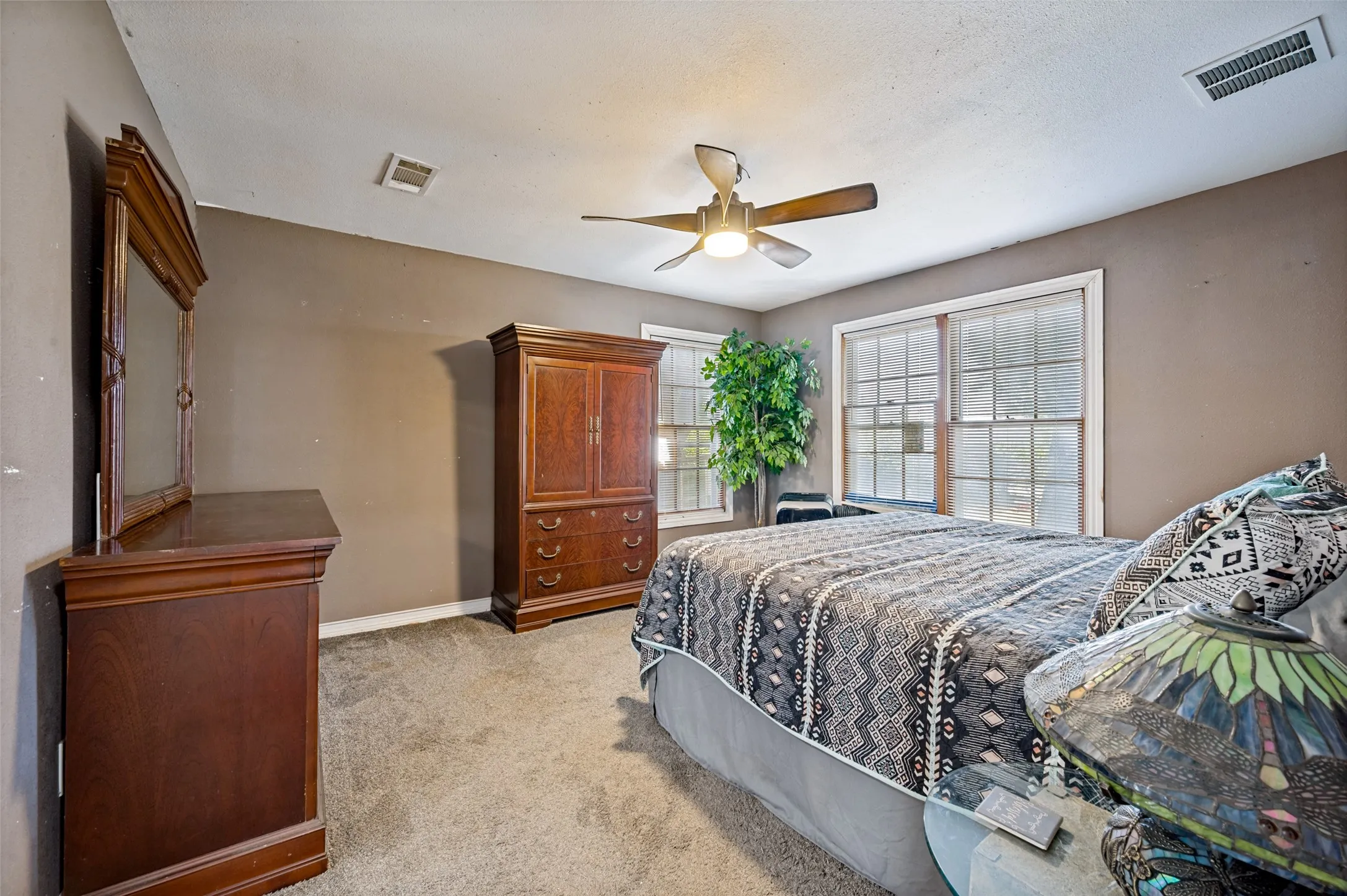 Single Family Residence For Sale in Dallas County , 1008 E Russell Avenue, Carrollton, Texas 75006, 2 Bedroom, 2 Bathroom, 1 Garage spaces, 1,352 Sqft, built in 1951, mls#21355912, Real Estate Agent in Carrollton, Homes For Sale in Dallas county, Homes For Sale in Carrollton, Realtor in Carrollton Texas, Real Estate Brokerage Independent Realty Texas, Luminita Cordes Realtor
