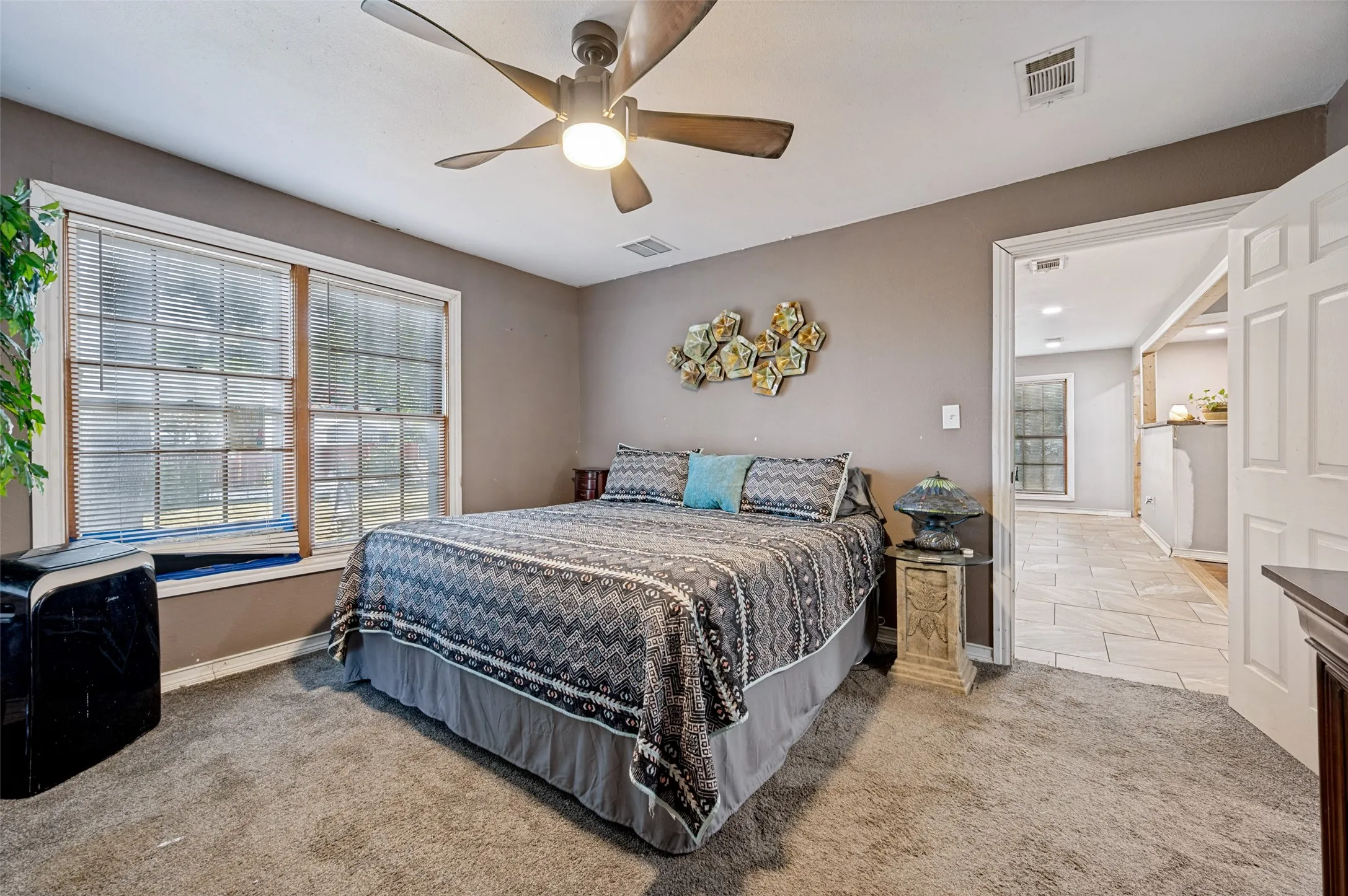 Single Family Residence For Sale in Dallas County , 1008 E Russell Avenue, Carrollton, Texas 75006, 2 Bedroom, 2 Bathroom, 1 Garage spaces, 1,352 Sqft, built in 1951, mls#21355912, Real Estate Agent in Carrollton, Homes For Sale in Dallas county, Homes For Sale in Carrollton, Realtor in Carrollton Texas, Real Estate Brokerage Independent Realty Texas, Luminita Cordes Realtor
