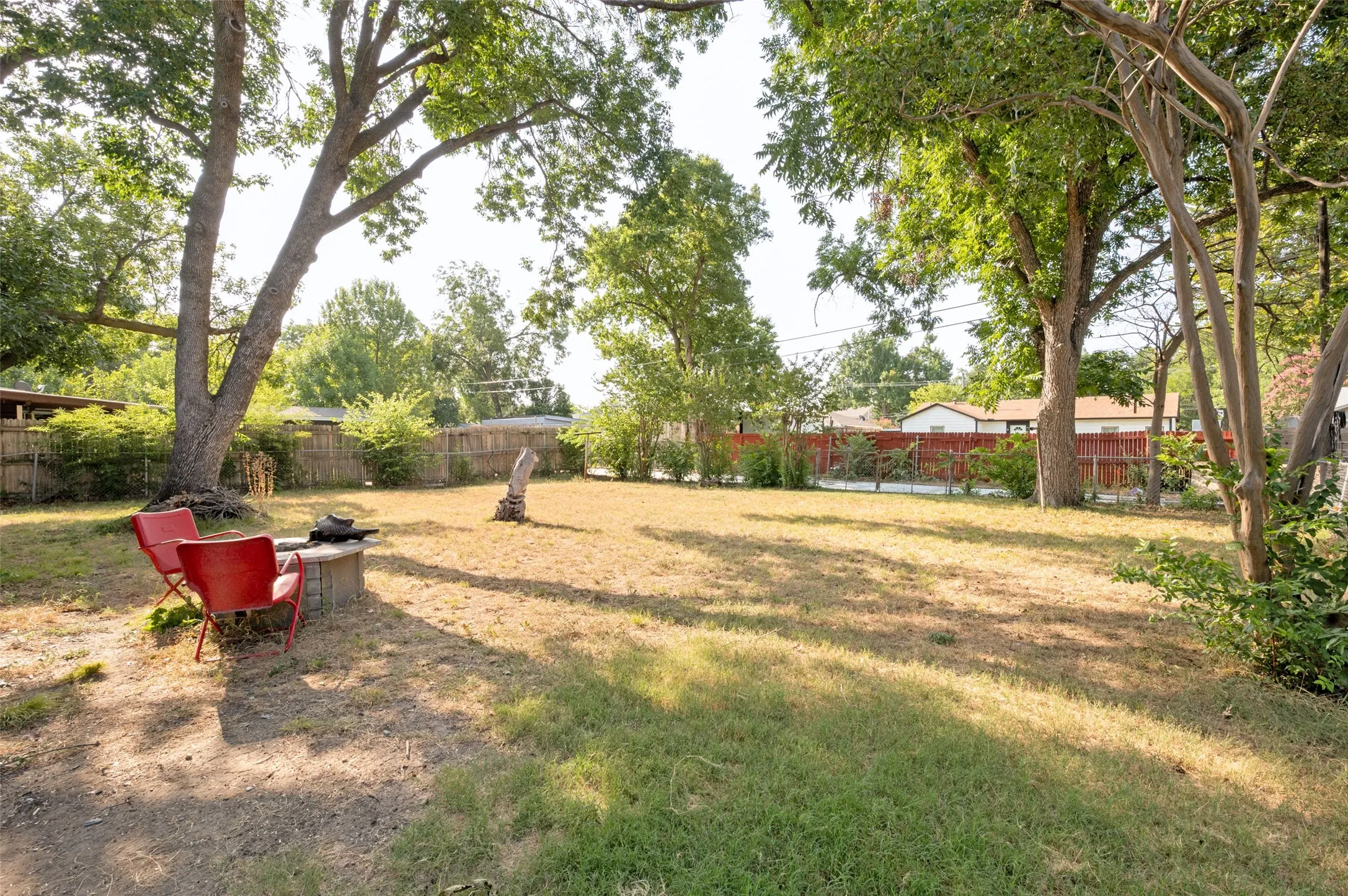 Single Family Residence For Sale in Dallas County , 1008 E Russell Avenue, Carrollton, Texas 75006, 2 Bedroom, 2 Bathroom, 1 Garage spaces, 1,352 Sqft, built in 1951, mls#21355912, Real Estate Agent in Carrollton, Homes For Sale in Dallas county, Homes For Sale in Carrollton, Realtor in Carrollton Texas, Real Estate Brokerage Independent Realty Texas, Luminita Cordes Realtor