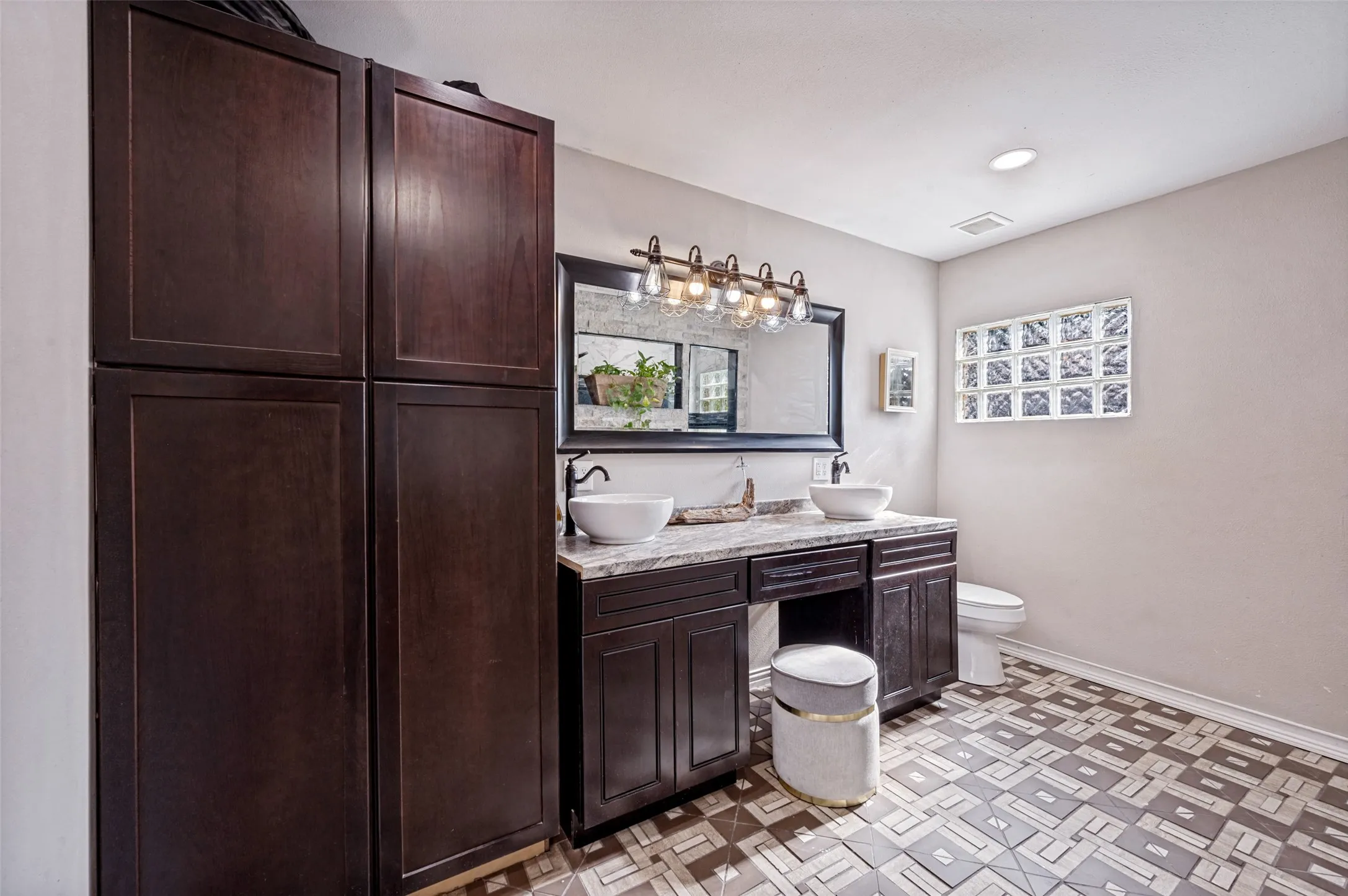 Single Family Residence For Sale in Dallas County , 1008 E Russell Avenue, Carrollton, Texas 75006, 2 Bedroom, 2 Bathroom, 1 Garage spaces, 1,352 Sqft, built in 1951, mls#21355912, Real Estate Agent in Carrollton, Homes For Sale in Dallas county, Homes For Sale in Carrollton, Realtor in Carrollton Texas, Real Estate Brokerage Independent Realty Texas, Luminita Cordes Realtor