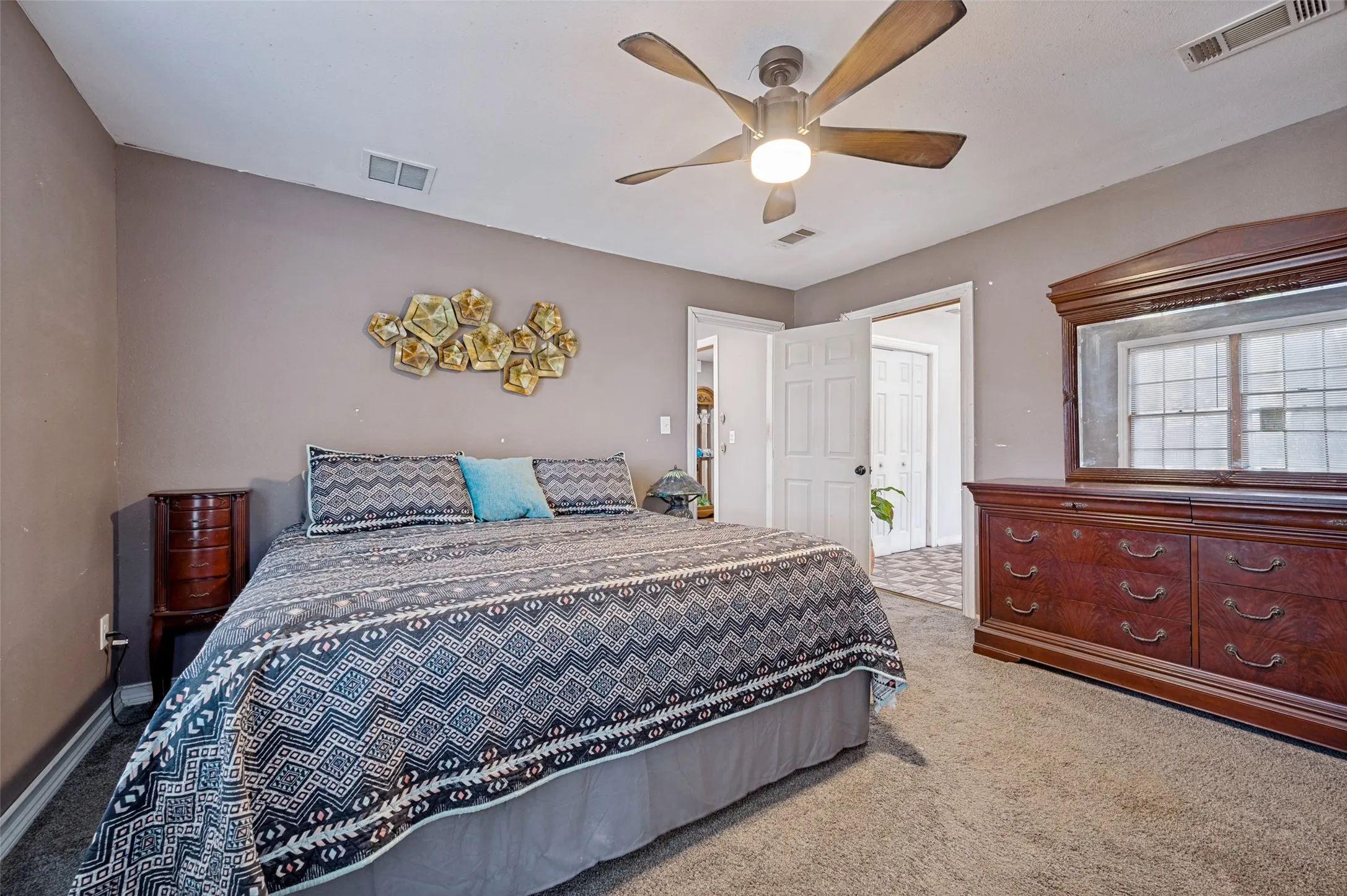 Single Family Residence For Sale in Dallas County , 1008 E Russell Avenue, Carrollton, Texas 75006, 2 Bedroom, 2 Bathroom, 1 Garage spaces, 1,352 Sqft, built in 1951, mls#21355912, Real Estate Agent in Carrollton, Homes For Sale in Dallas county, Homes For Sale in Carrollton, Realtor in Carrollton Texas, Real Estate Brokerage Independent Realty Texas, Luminita Cordes Realtor