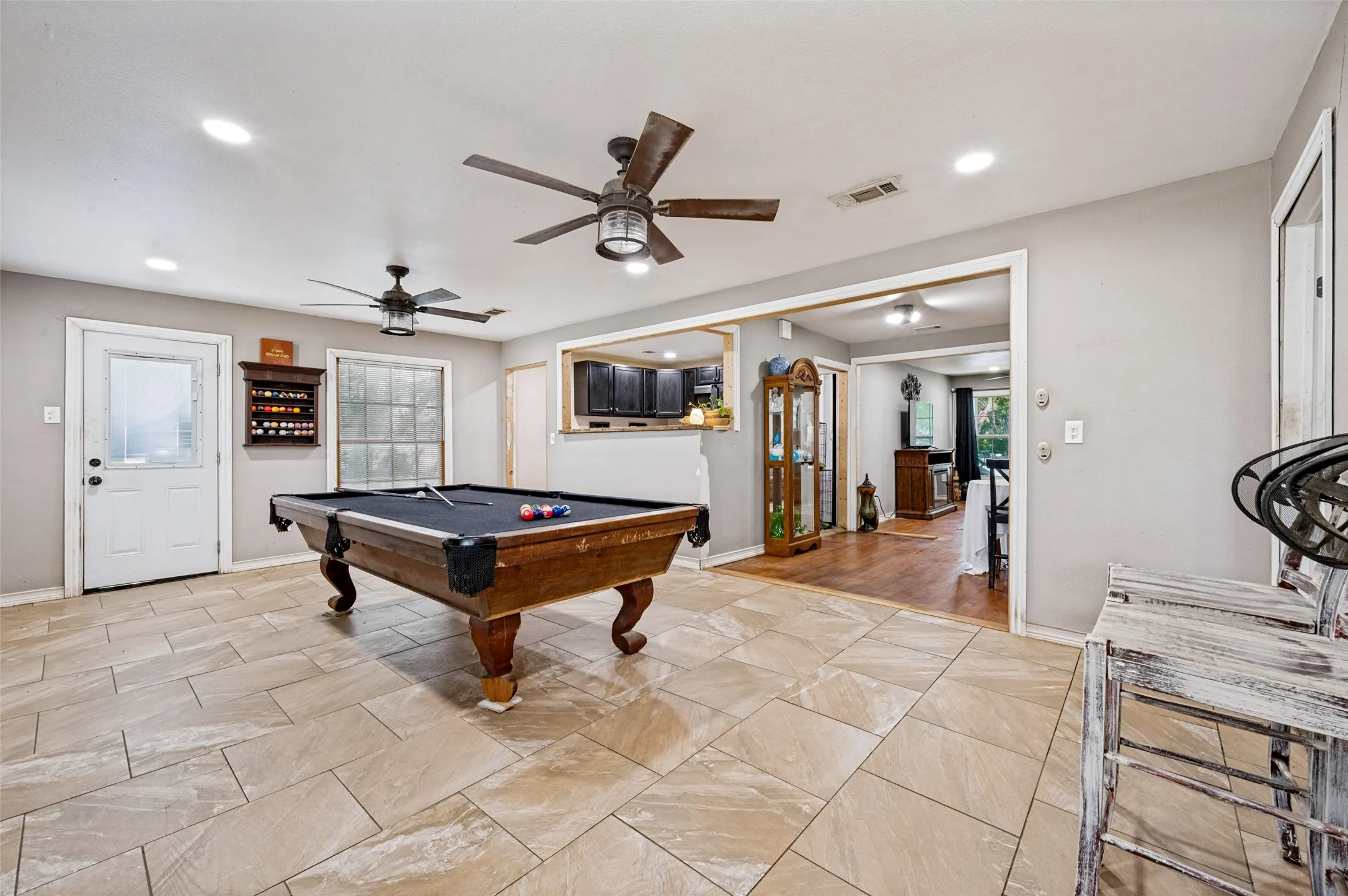 Single Family Residence For Sale in Dallas County , 1008 E Russell Avenue, Carrollton, Texas 75006, 2 Bedroom, 2 Bathroom, 1 Garage spaces, 1,352 Sqft, built in 1951, mls#21355912, Real Estate Agent in Carrollton, Homes For Sale in Dallas county, Homes For Sale in Carrollton, Realtor in Carrollton Texas, Real Estate Brokerage Independent Realty Texas, Luminita Cordes Realtor