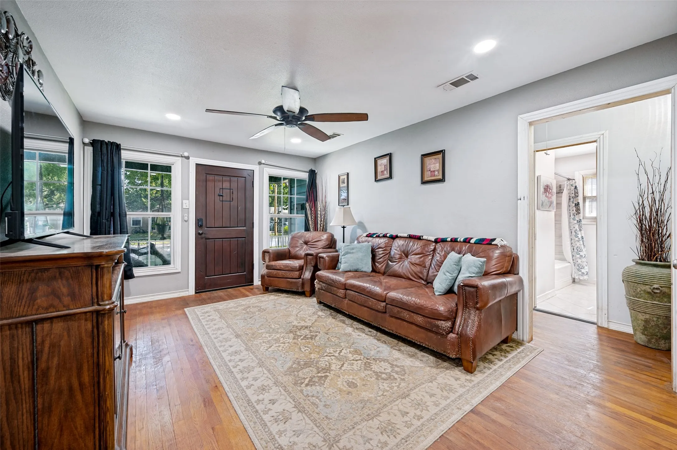 Single Family Residence For Sale in Dallas County , 1008 E Russell Avenue, Carrollton, Texas 75006, 2 Bedroom, 2 Bathroom, 1 Garage spaces, 1,352 Sqft, built in 1951, mls#21355912, Real Estate Agent in Carrollton, Homes For Sale in Dallas county, Homes For Sale in Carrollton, Realtor in Carrollton Texas, Real Estate Brokerage Independent Realty Texas, Luminita Cordes Realtor