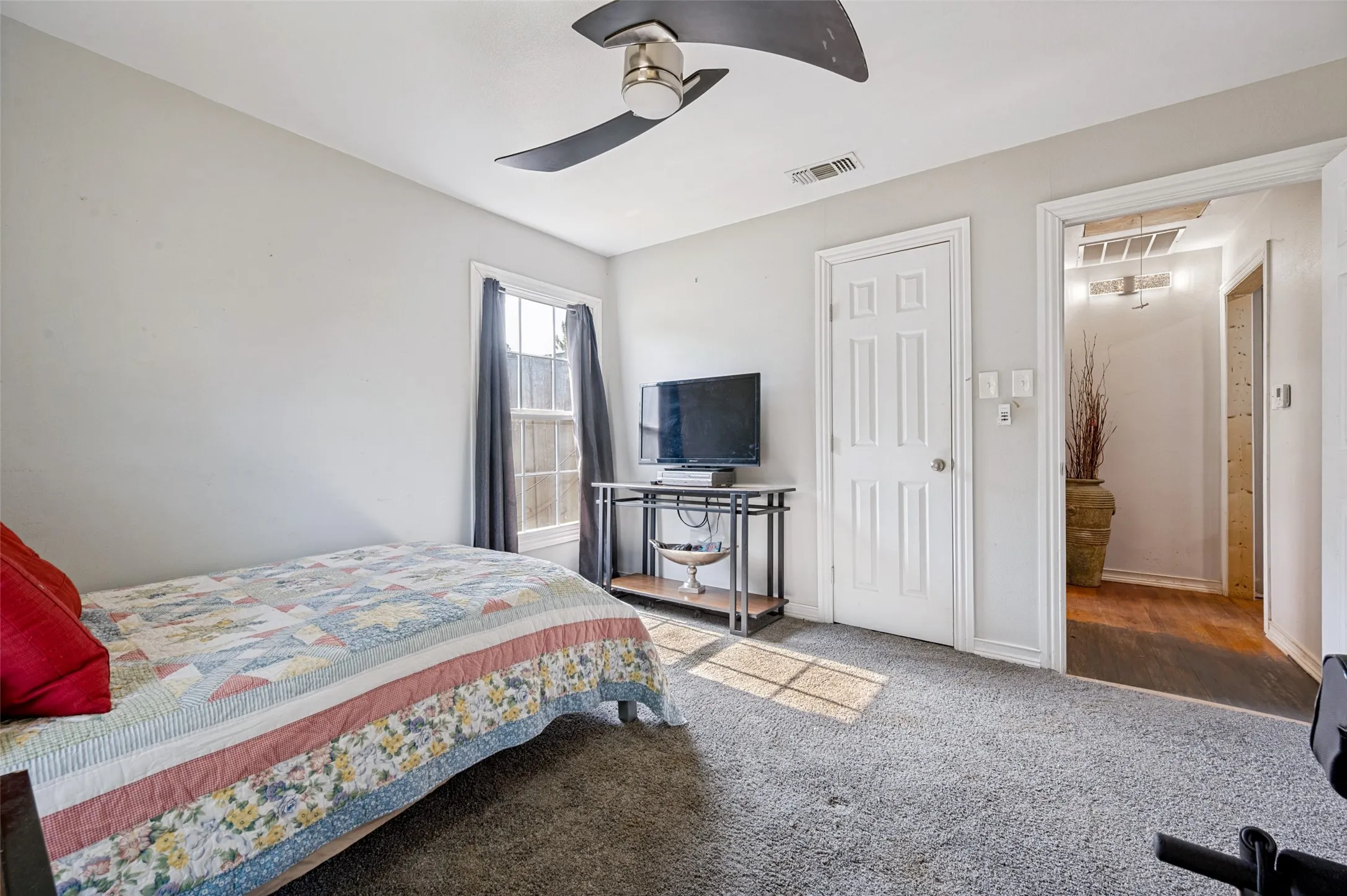 Single Family Residence For Sale in Dallas County , 1008 E Russell Avenue, Carrollton, Texas 75006, 2 Bedroom, 2 Bathroom, 1 Garage spaces, 1,352 Sqft, built in 1951, mls#21355912, Real Estate Agent in Carrollton, Homes For Sale in Dallas county, Homes For Sale in Carrollton, Realtor in Carrollton Texas, Real Estate Brokerage Independent Realty Texas, Luminita Cordes Realtor