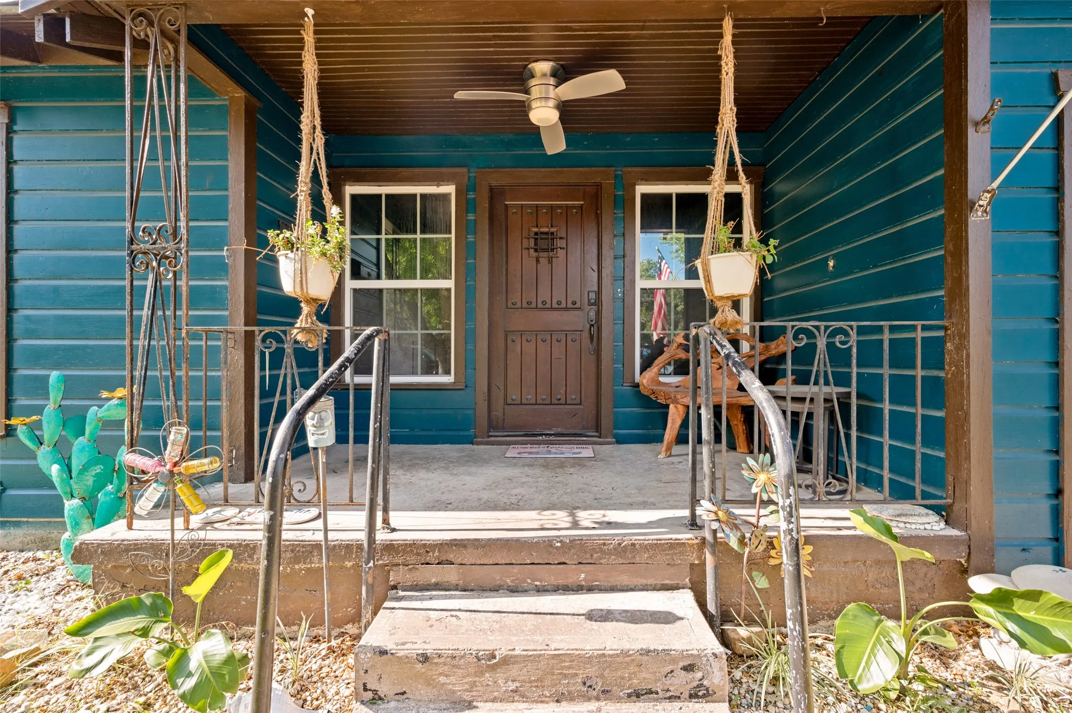 Single Family Residence For Sale in Dallas County , 1008 E Russell Avenue, Carrollton, Texas 75006, 2 Bedroom, 2 Bathroom, 1 Garage spaces, 1,352 Sqft, built in 1951, mls#21355912, Real Estate Agent in Carrollton, Homes For Sale in Dallas county, Homes For Sale in Carrollton, Realtor in Carrollton Texas, Real Estate Brokerage Independent Realty Texas, Luminita Cordes Realtor