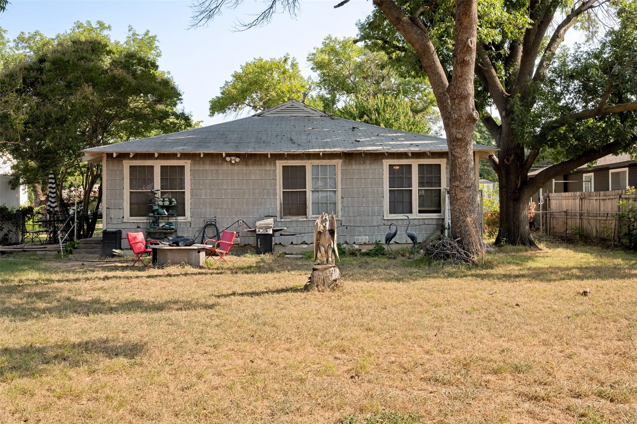 Single Family Residence For Sale in Dallas County , 1008 E Russell Avenue, Carrollton, Texas 75006, 2 Bedroom, 2 Bathroom, 1 Garage spaces, 1,352 Sqft, built in 1951, mls#21355912, Real Estate Agent in Carrollton, Homes For Sale in Dallas county, Homes For Sale in Carrollton, Realtor in Carrollton Texas, Real Estate Brokerage Independent Realty Texas, Luminita Cordes Realtor
