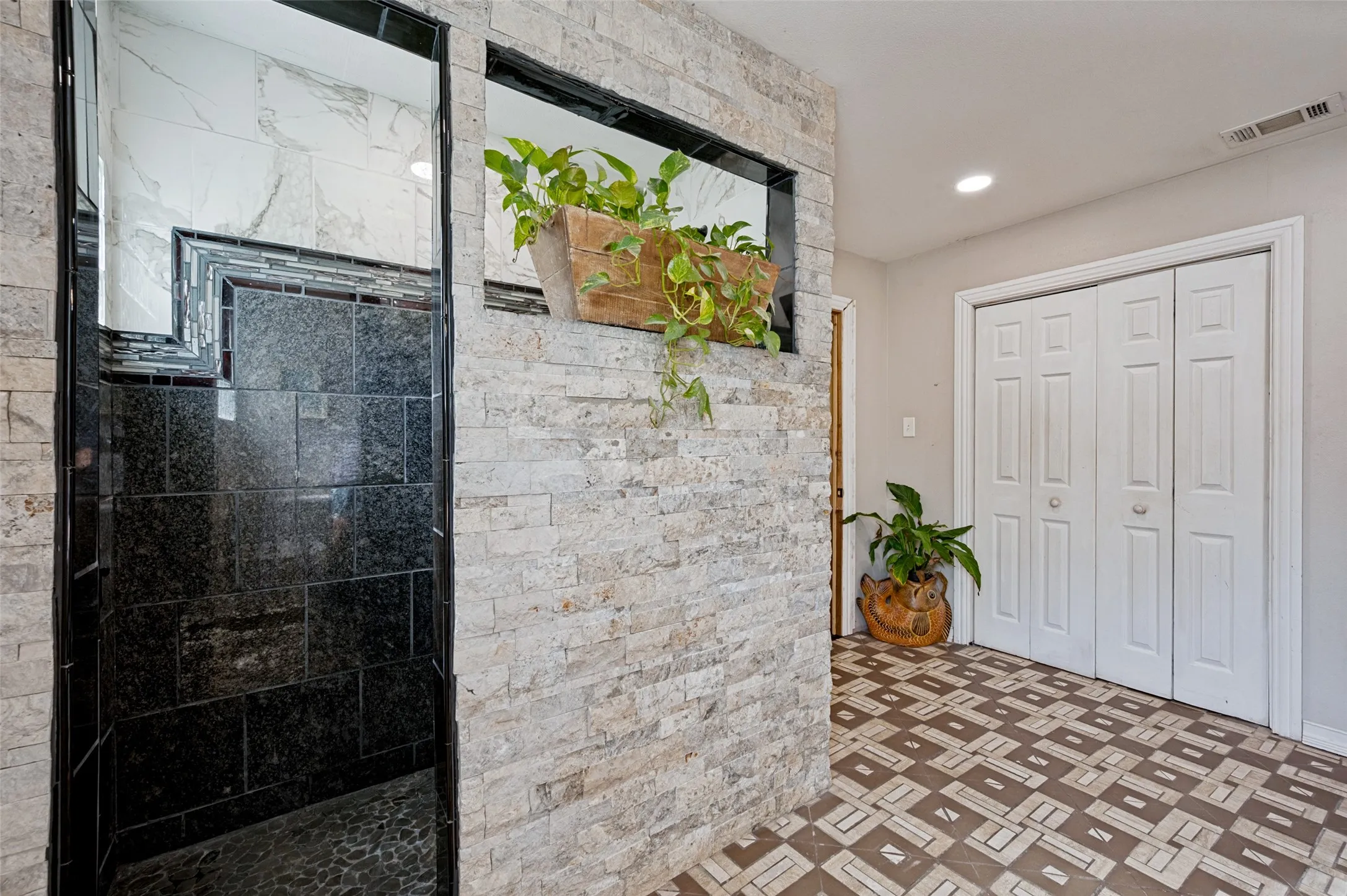Single Family Residence For Sale in Dallas County , 1008 E Russell Avenue, Carrollton, Texas 75006, 2 Bedroom, 2 Bathroom, 1 Garage spaces, 1,352 Sqft, built in 1951, mls#21355912, Real Estate Agent in Carrollton, Homes For Sale in Dallas county, Homes For Sale in Carrollton, Realtor in Carrollton Texas, Real Estate Brokerage Independent Realty Texas, Luminita Cordes Realtor