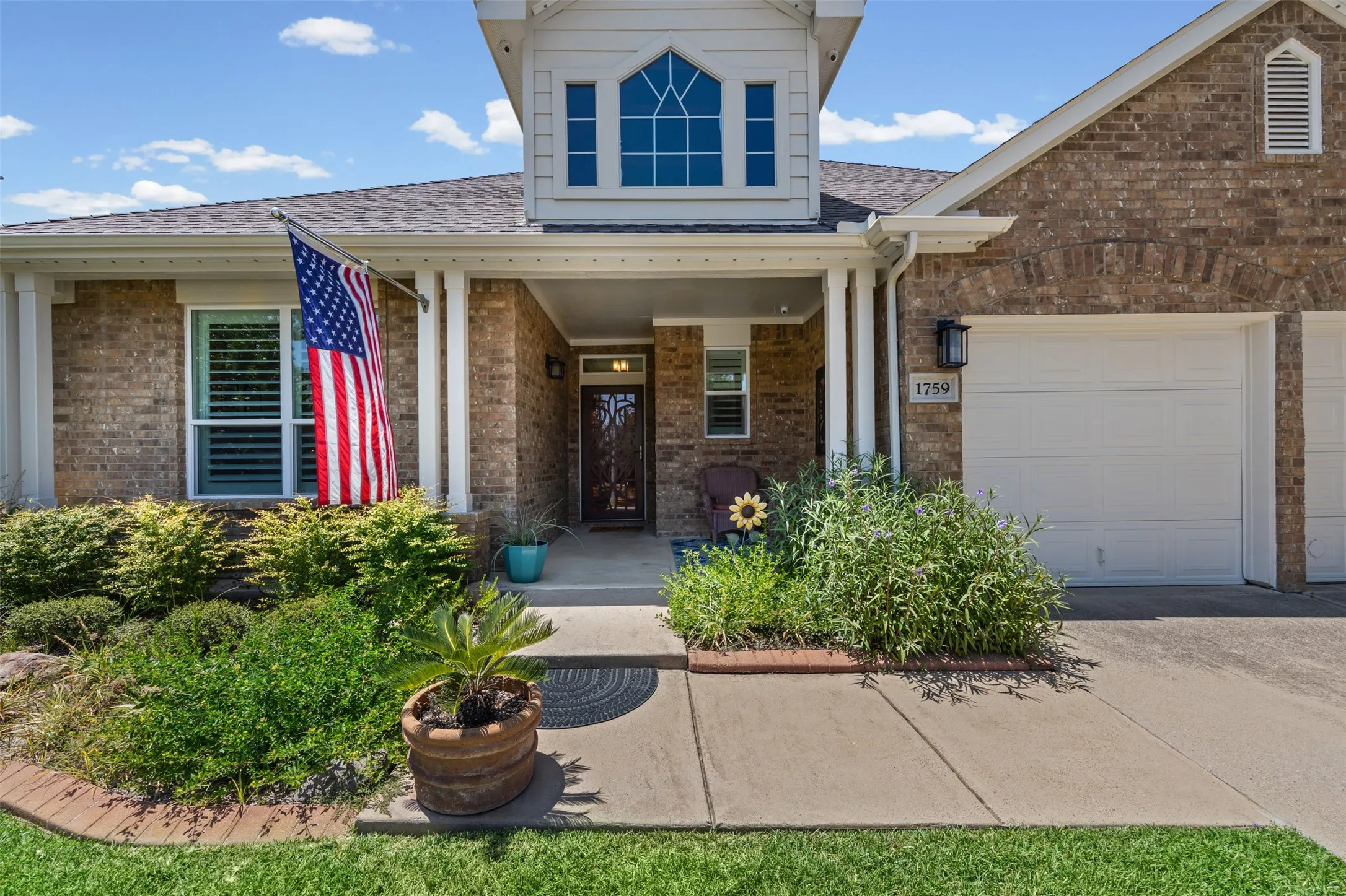 Single Family Residence For Sale in Tarrant County , 1759 Hidden Brook Drive, Grand Prairie, Texas 75050, 4 Bedroom, 3 Bathroom, 2 Garage spaces, 2,428 Sqft, built in 2005, mls#21349623, Real Estate Agent in Grand Prairie, Homes For Sale in Tarrant county, Homes For Sale in Grand Prairie, Realtor in Grand Prairie Texas, Real Estate Brokerage Independent Realty Texas, Luminita Cordes Realtor