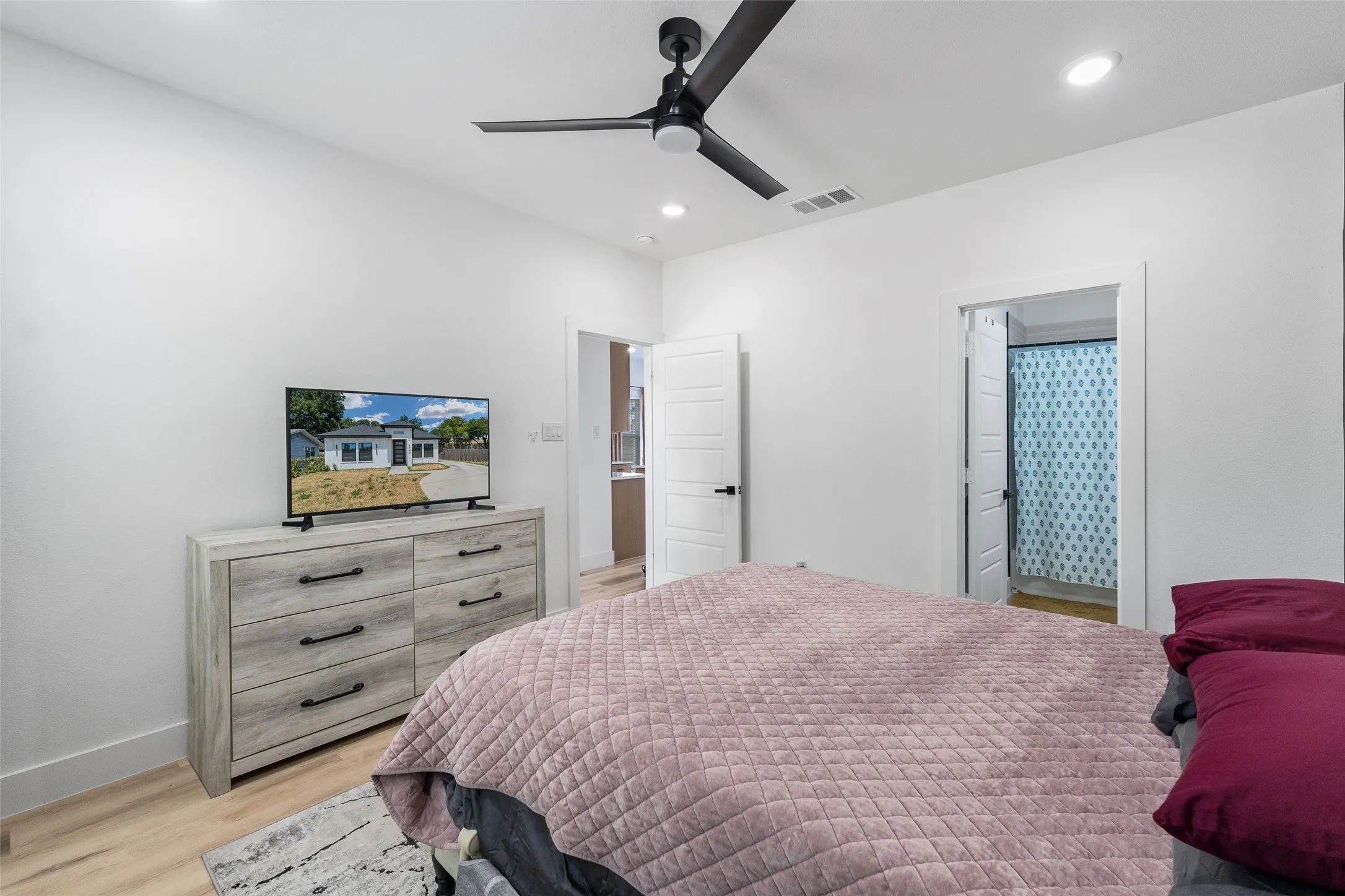 Single Family Residence For Sale in Dallas County , 2749 Bethurum Avenue, Dallas, Texas 75215, 3 Bedroom, 2 Bathroom, Garage spaces, 1,268 Sqft, built in 2024, Price $290,000, mls#21357077, Real Estate Agent in Dallas, Homes For Sale in Dallas county, Homes For Sale in Dallas, Realtor in Dallas Texas, Real Estate Brokerage Independent Realty Texas, Luminita Cordes Realtor