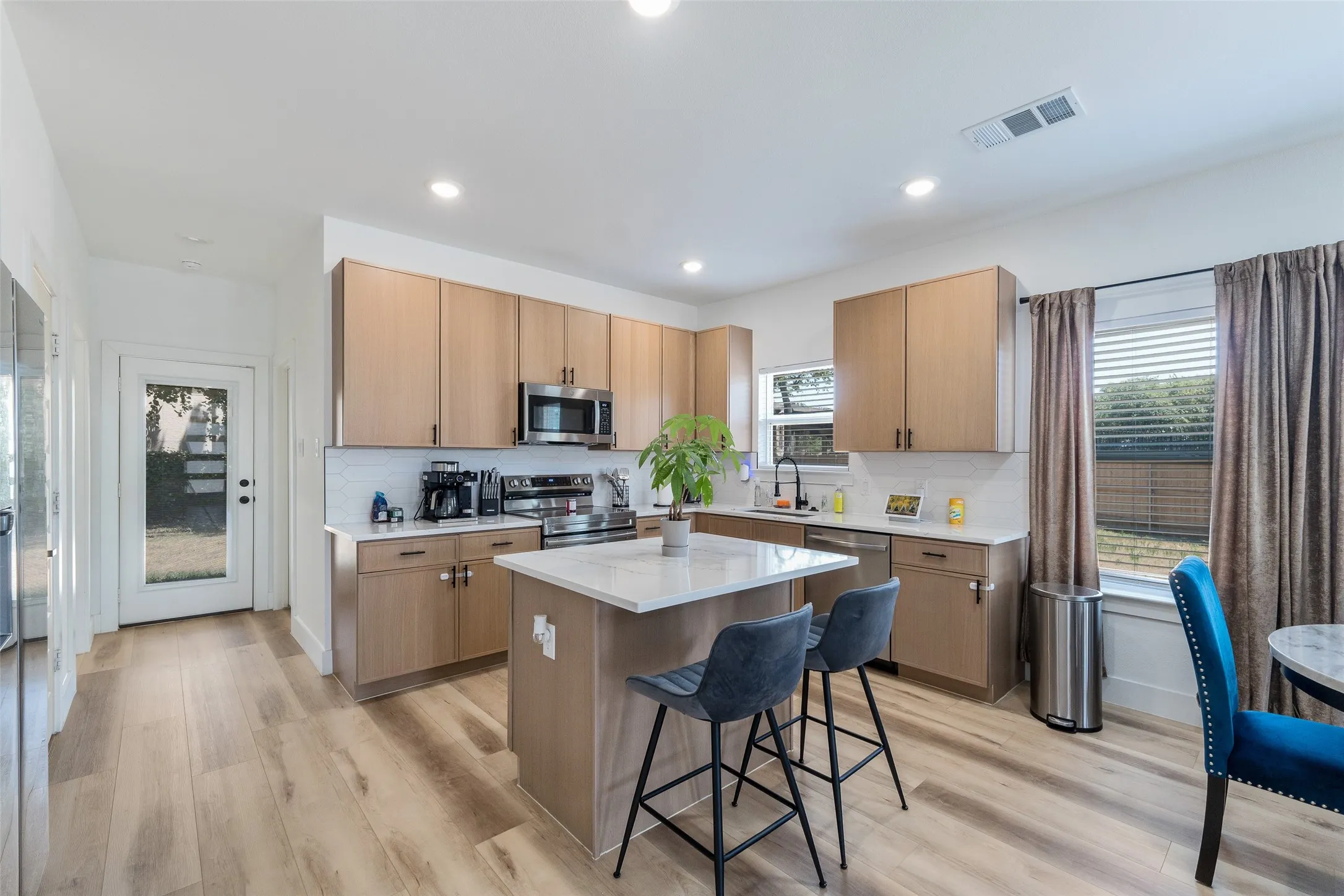 Single Family Residence For Sale in Dallas County , 2749 Bethurum Avenue, Dallas, Texas 75215, 3 Bedroom, 2 Bathroom, Garage spaces, 1,268 Sqft, built in 2024, Price $290,000, mls#21357077, Real Estate Agent in Dallas, Homes For Sale in Dallas county, Homes For Sale in Dallas, Realtor in Dallas Texas, Real Estate Brokerage Independent Realty Texas, Luminita Cordes Realtor