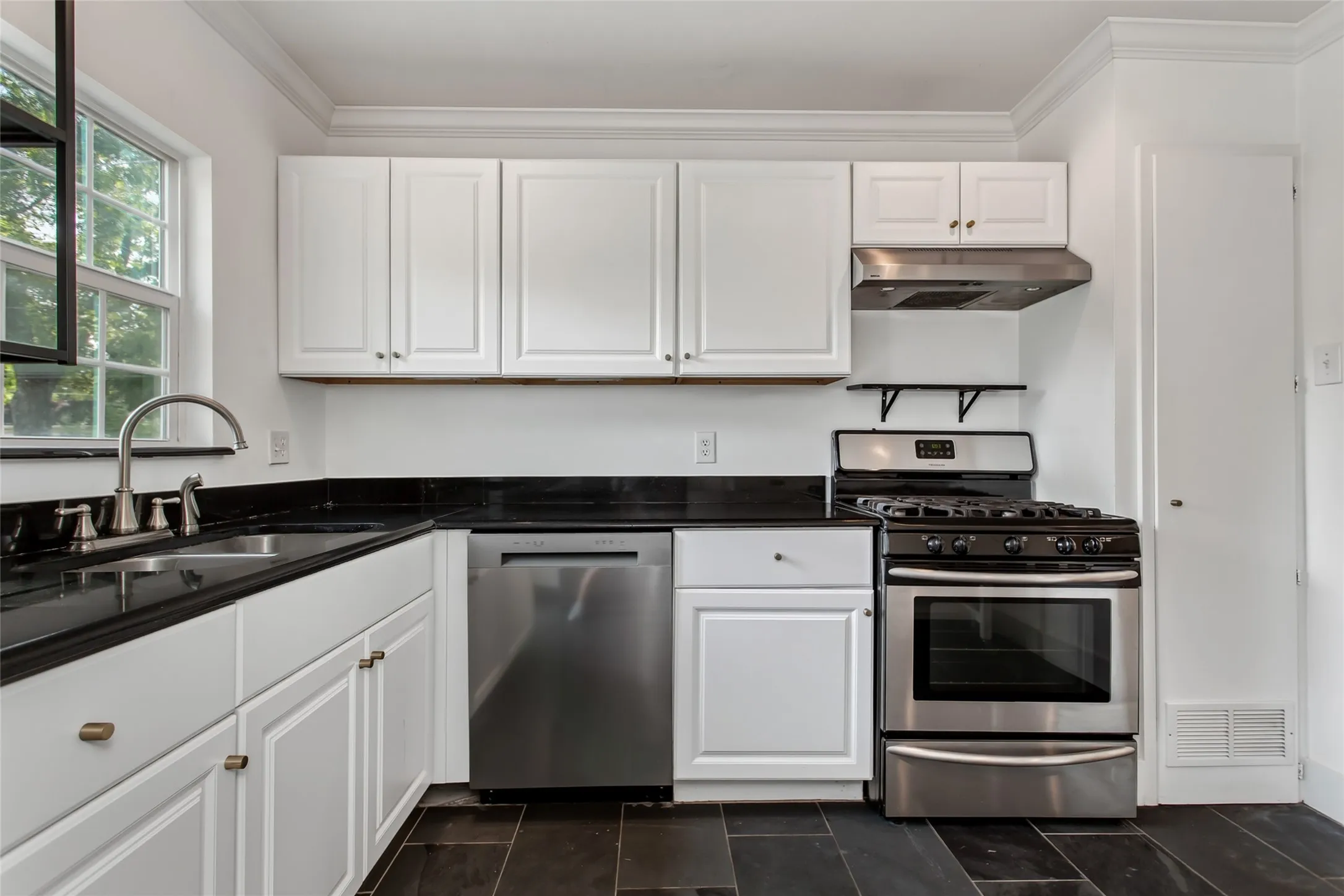 Single Family Residence For Sale in Dallas County , 1407 Rio Hondo Drive, Dallas, Texas 75218, 3 Bedroom, 1 Bathroom, 1 Garage spaces, 1,260 Sqft, built in 1951, mls#21357159, Real Estate Agent in Dallas, Homes For Sale in Dallas county, Homes For Sale in Dallas, Realtor in Dallas Texas, Real Estate Brokerage Independent Realty Texas, Luminita Cordes Realtor