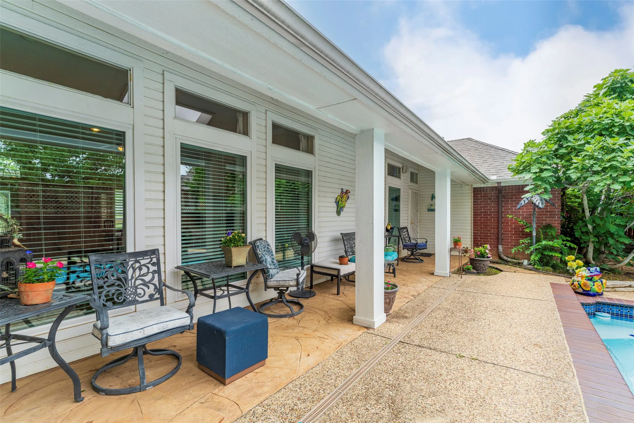 Covered patio beside the pool